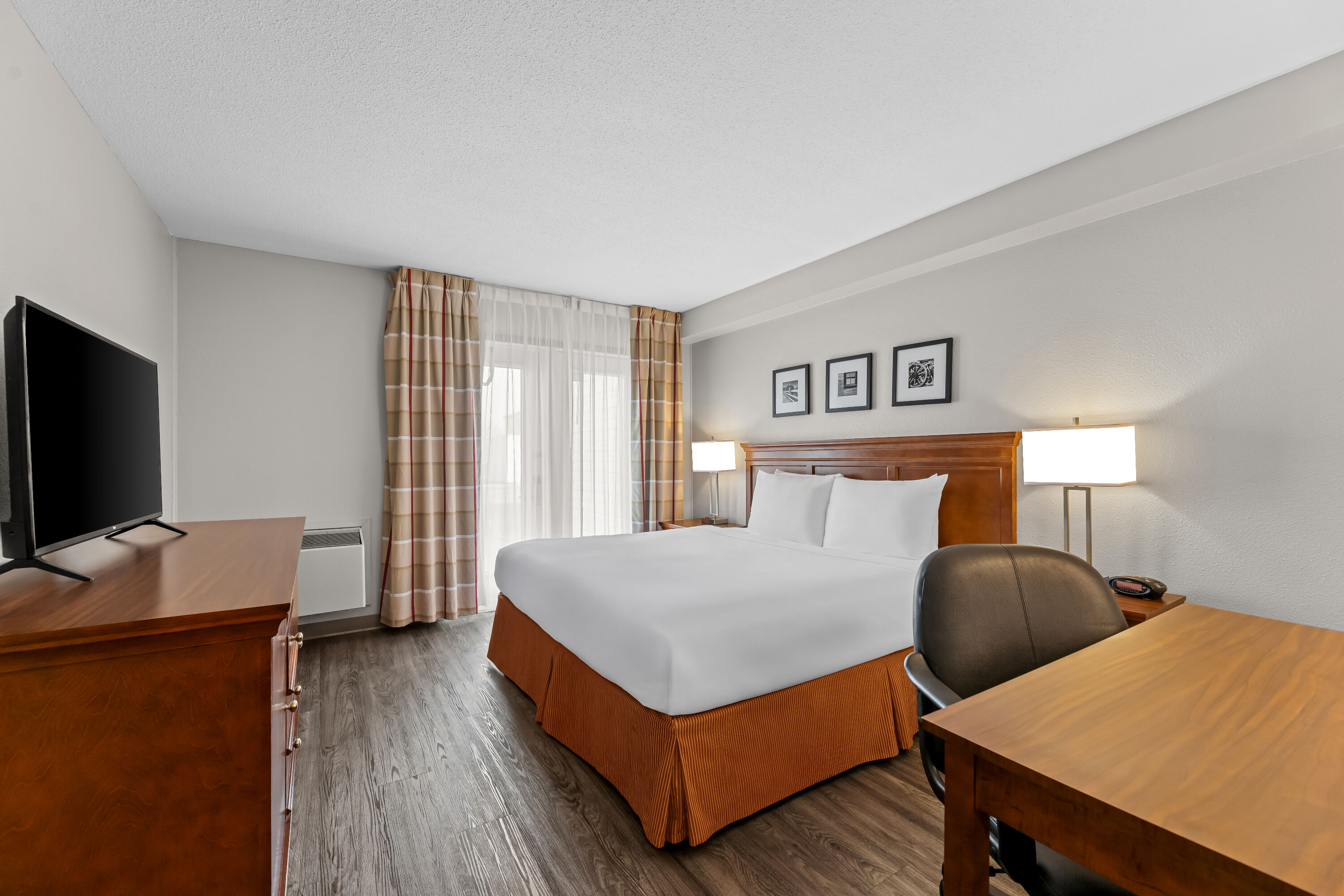 King bed guest room at the Travelodge Suites by Wyndham Regina / Eastgate Bay in Regina, Saskatchewan