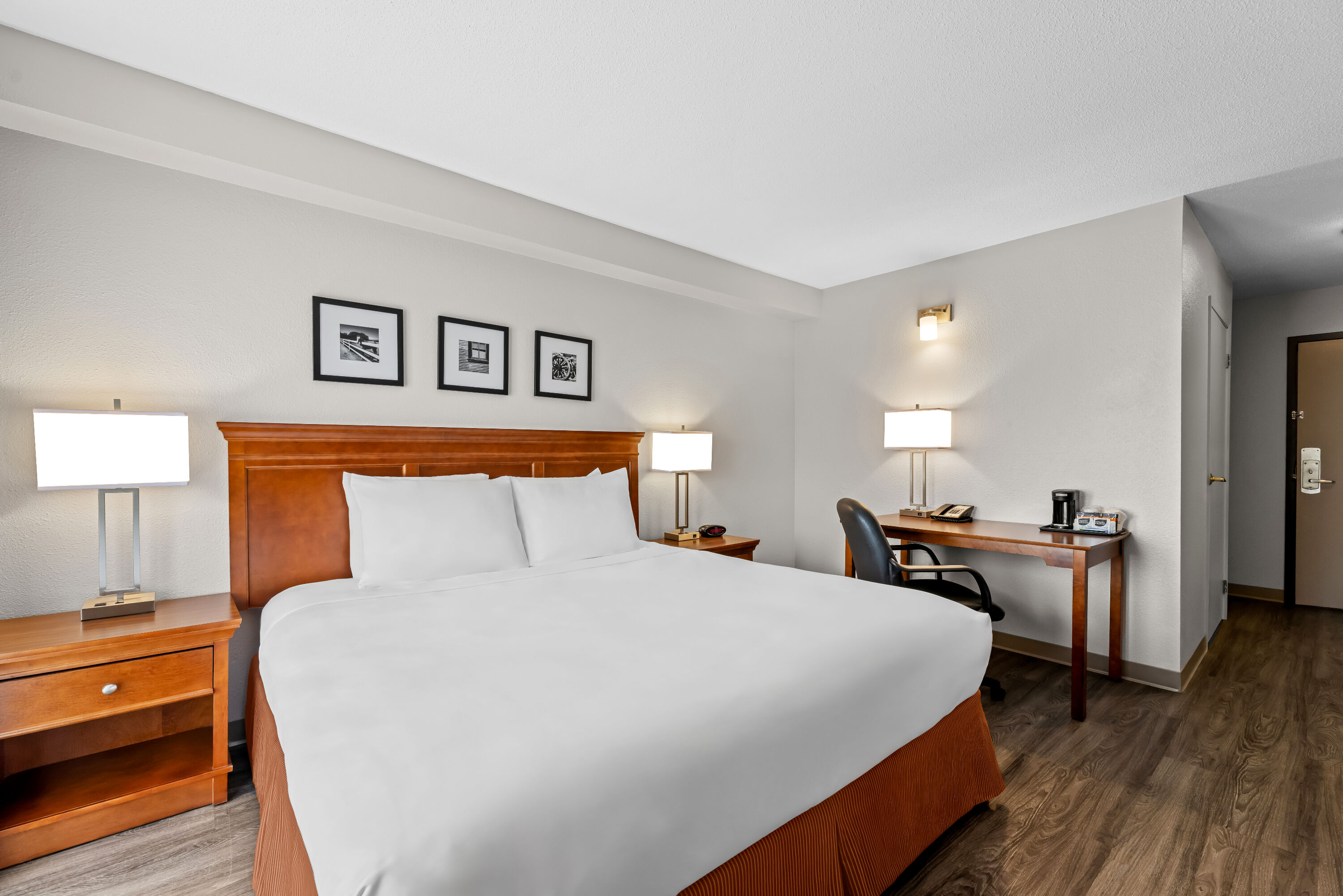 King bed guest room at the Travelodge Suites by Wyndham Regina / Eastgate Bay in Regina, Saskatchewan