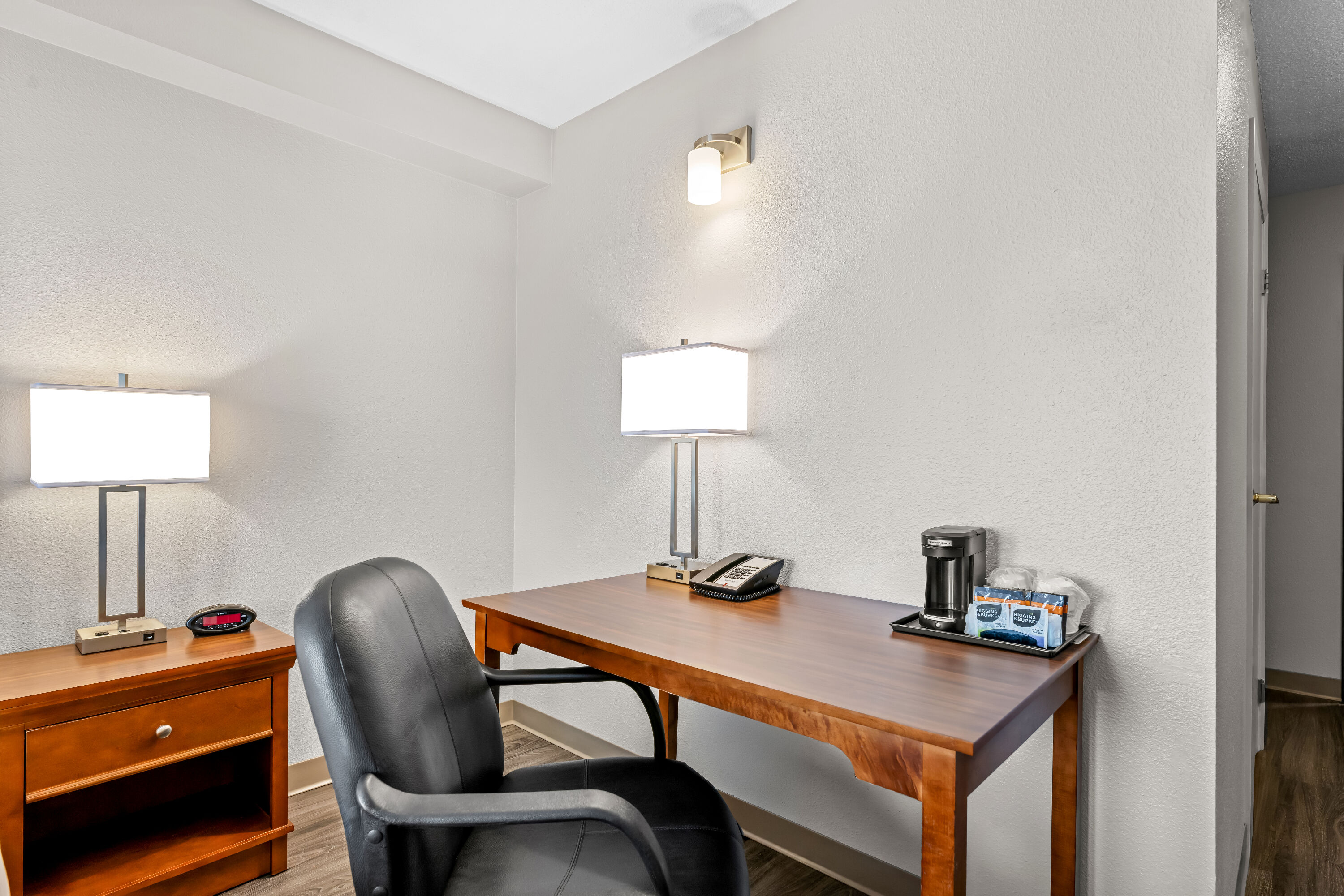 King bed guest room at the Travelodge Suites by Wyndham Regina / Eastgate Bay in Regina, Saskatchewan