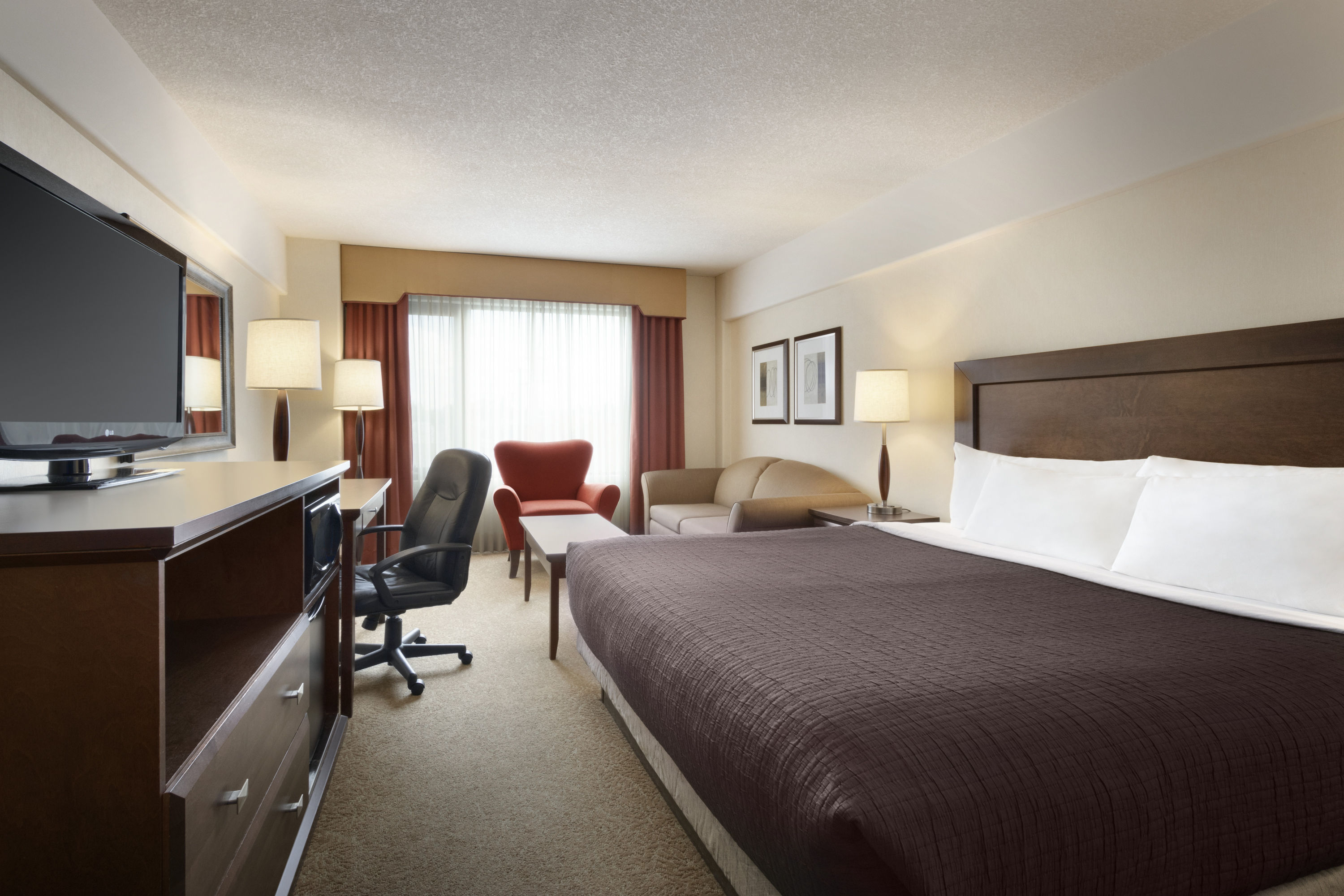 Guest room at the Travelodge Hotel by Wyndham Saskatoon in Saskatoon, Saskatchewan