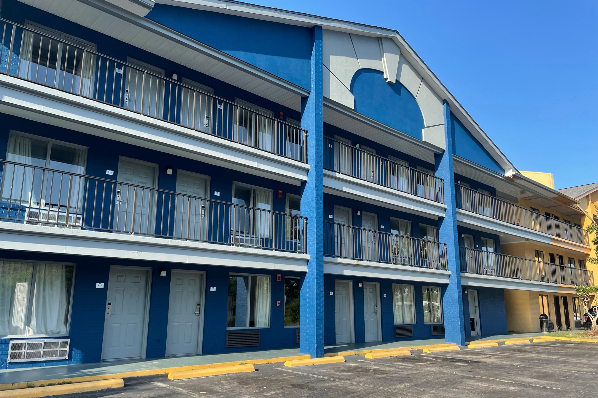 Exterior of Travelodge by Wyndham Mobile AL hotel in Mobile, Alabama