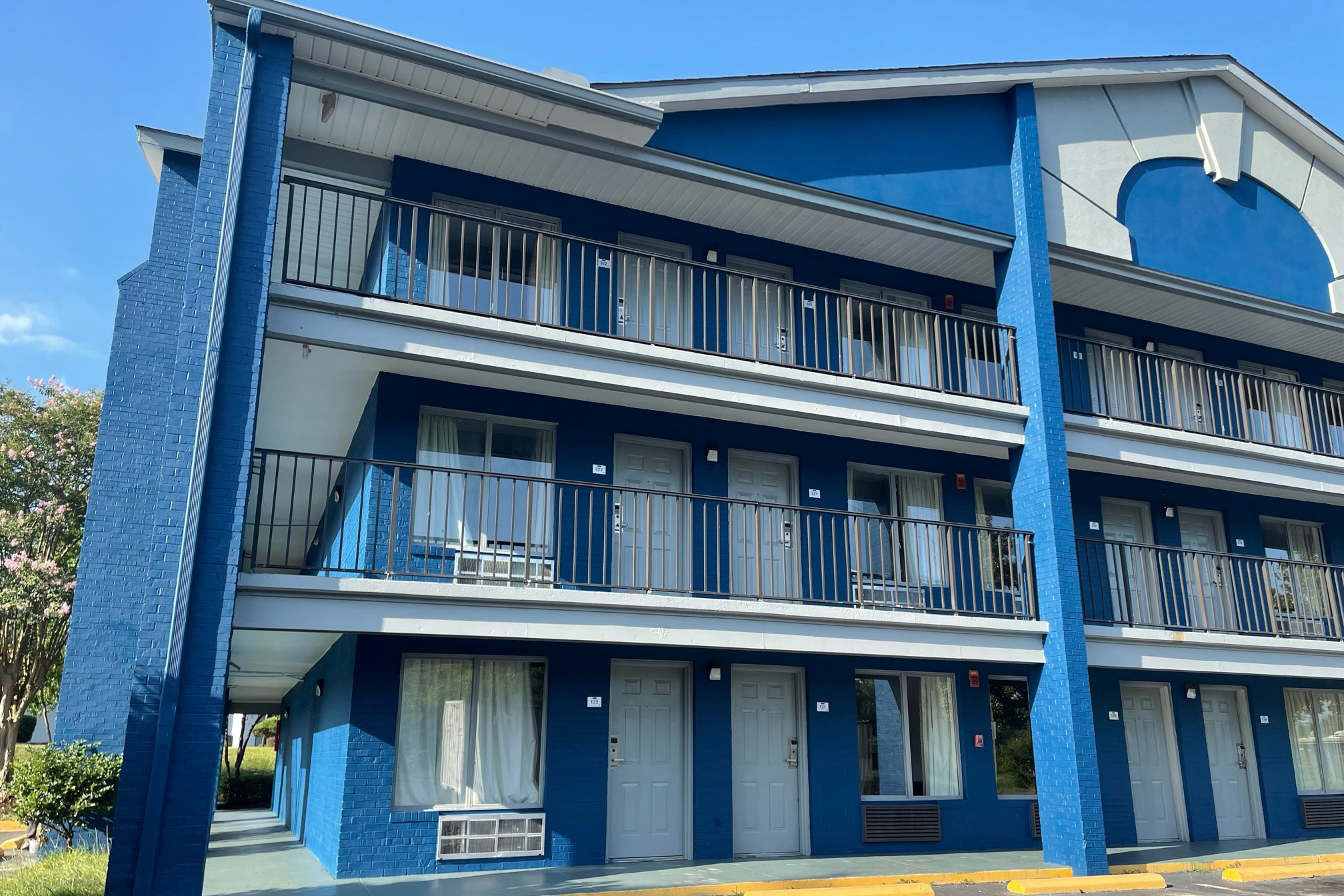 Exterior of Travelodge by Wyndham Mobile AL hotel in Mobile, Alabama