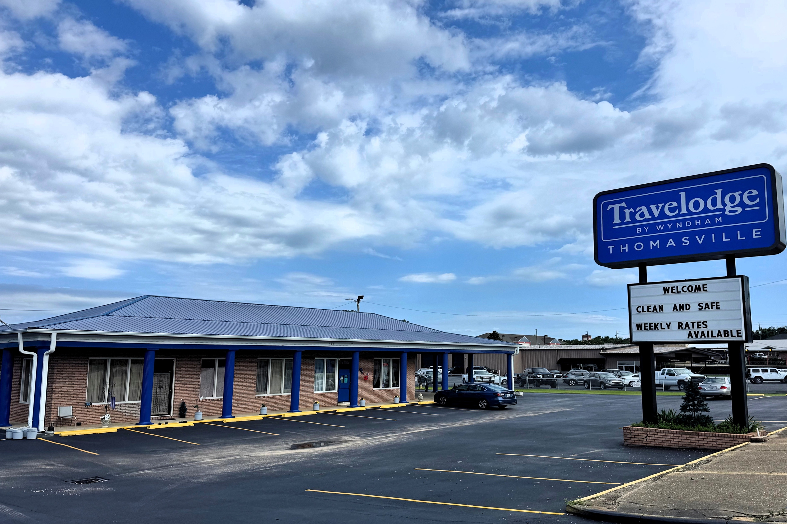 Exterior of Travelodge by Wyndham Thomasville AL hotel in Thomasville, Alabama