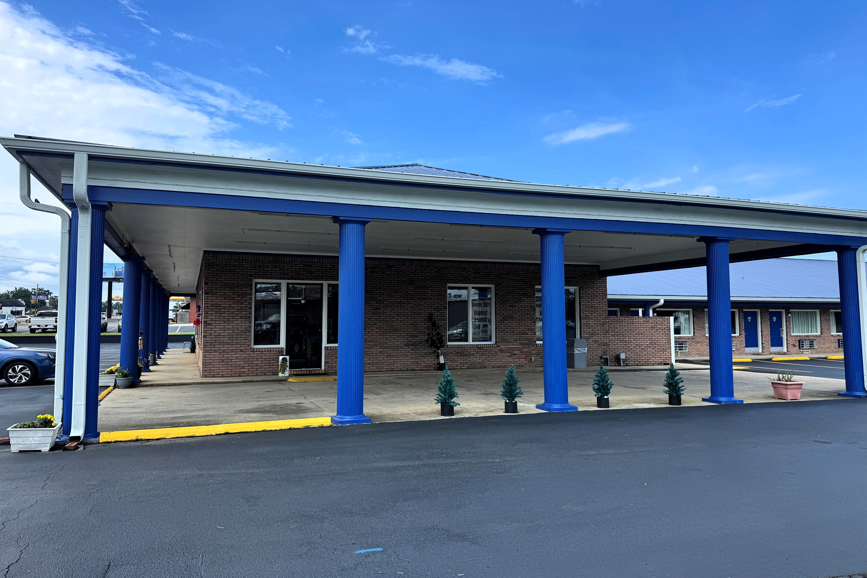 Exterior of Travelodge by Wyndham Thomasville AL hotel in Thomasville, Alabama