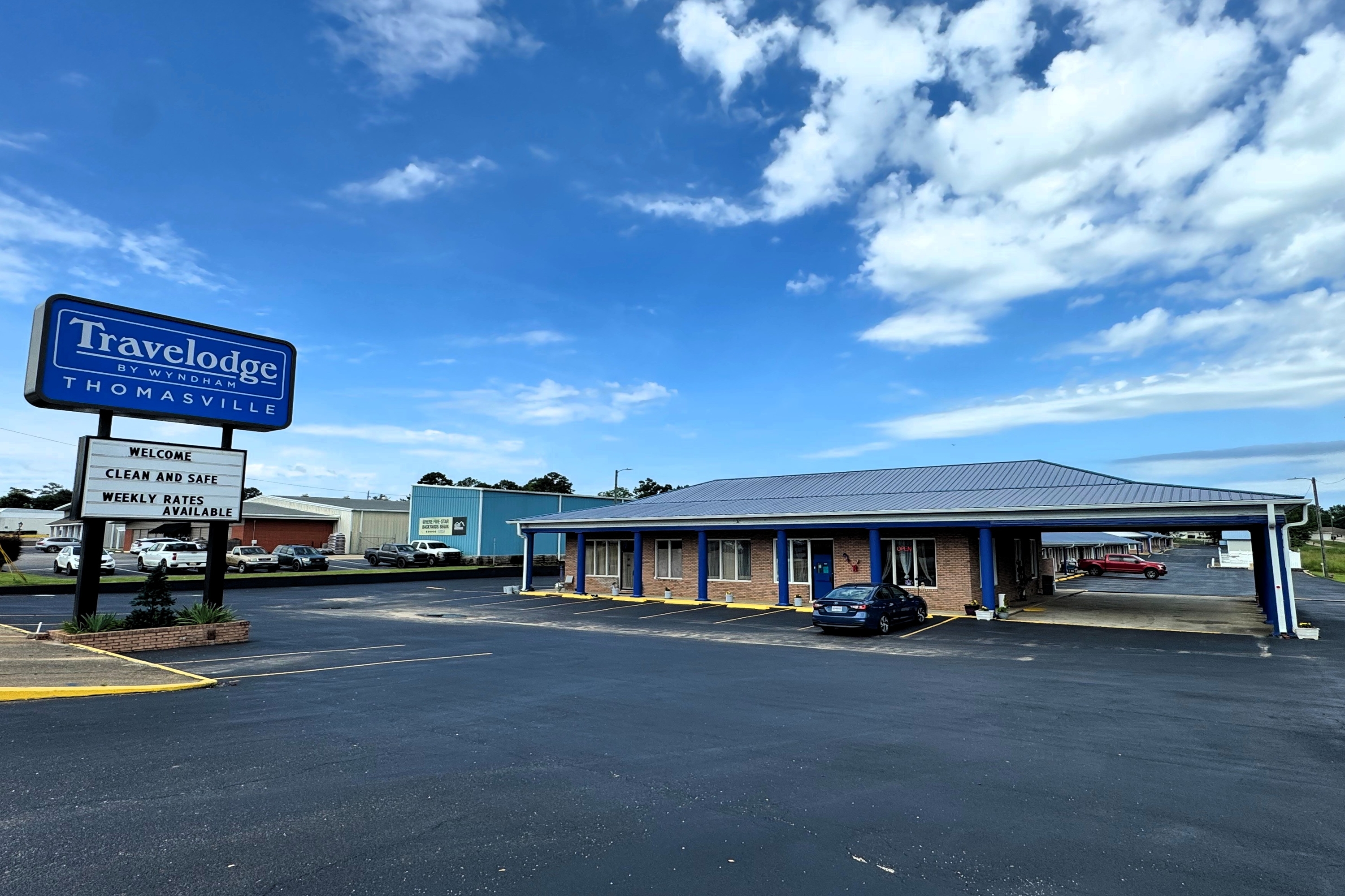 Exterior of Travelodge by Wyndham Thomasville AL hotel in Thomasville, Alabama