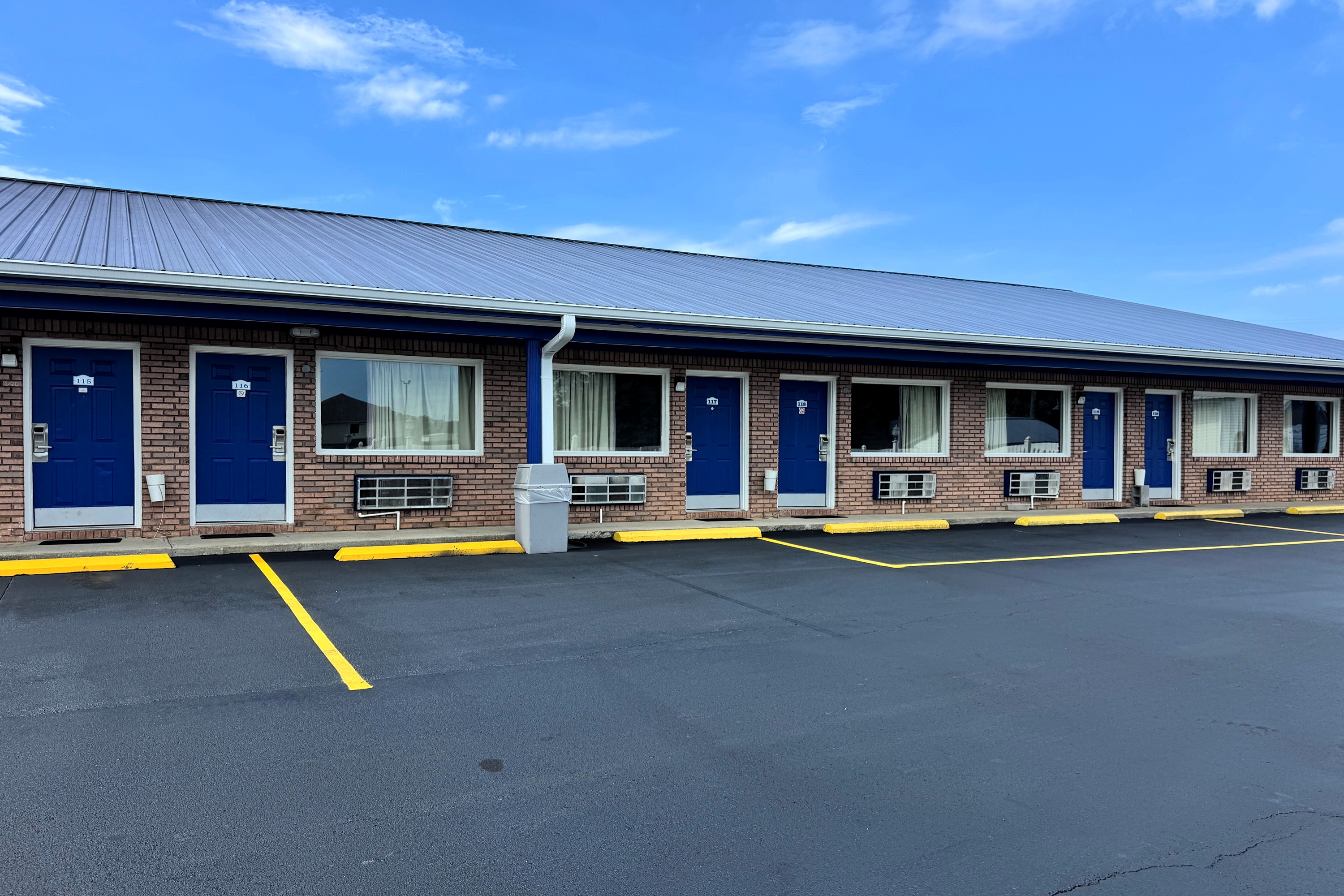 Exterior of Travelodge by Wyndham Thomasville AL hotel in Thomasville, Alabama