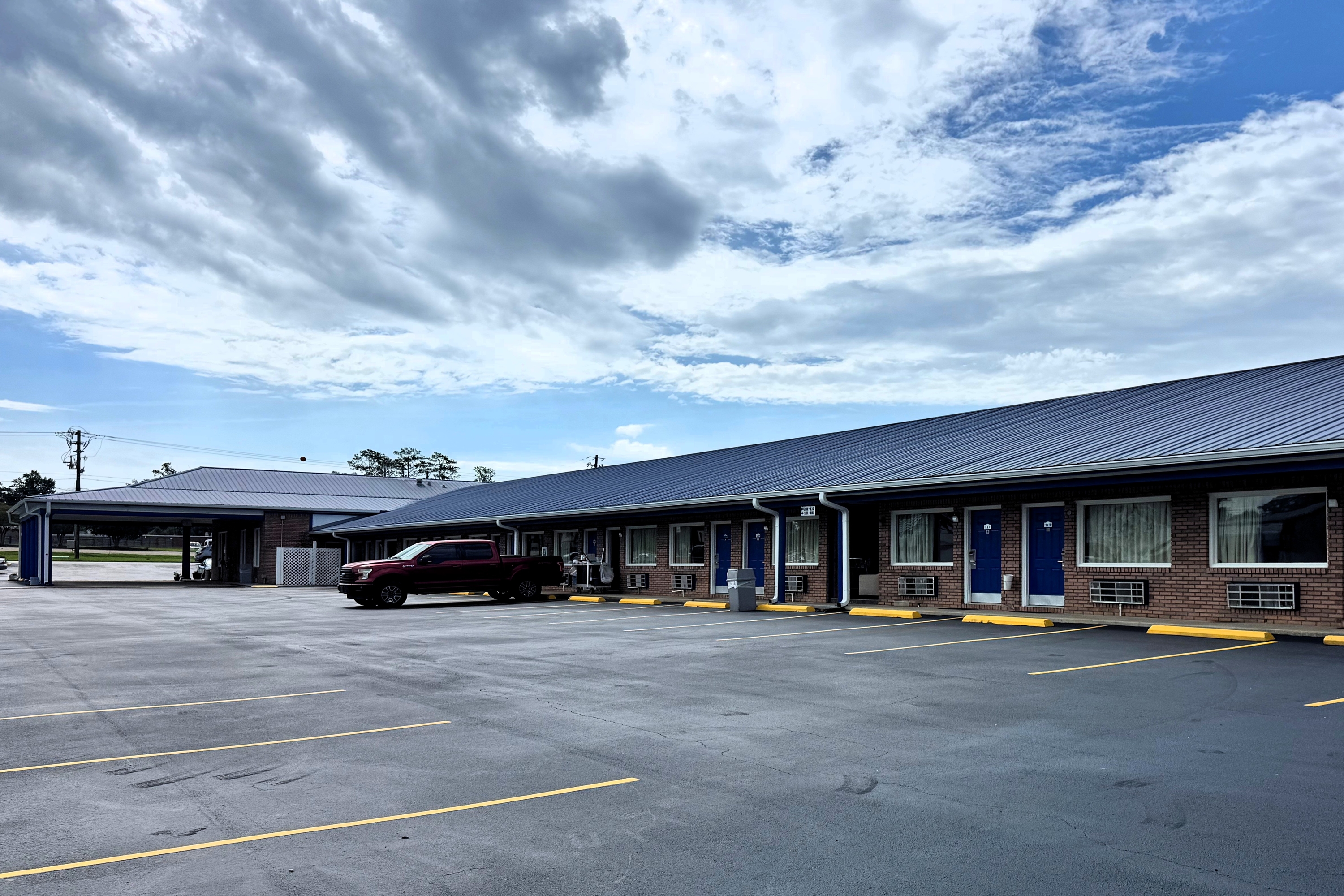 Exterior of Travelodge by Wyndham Thomasville AL hotel in Thomasville, Alabama