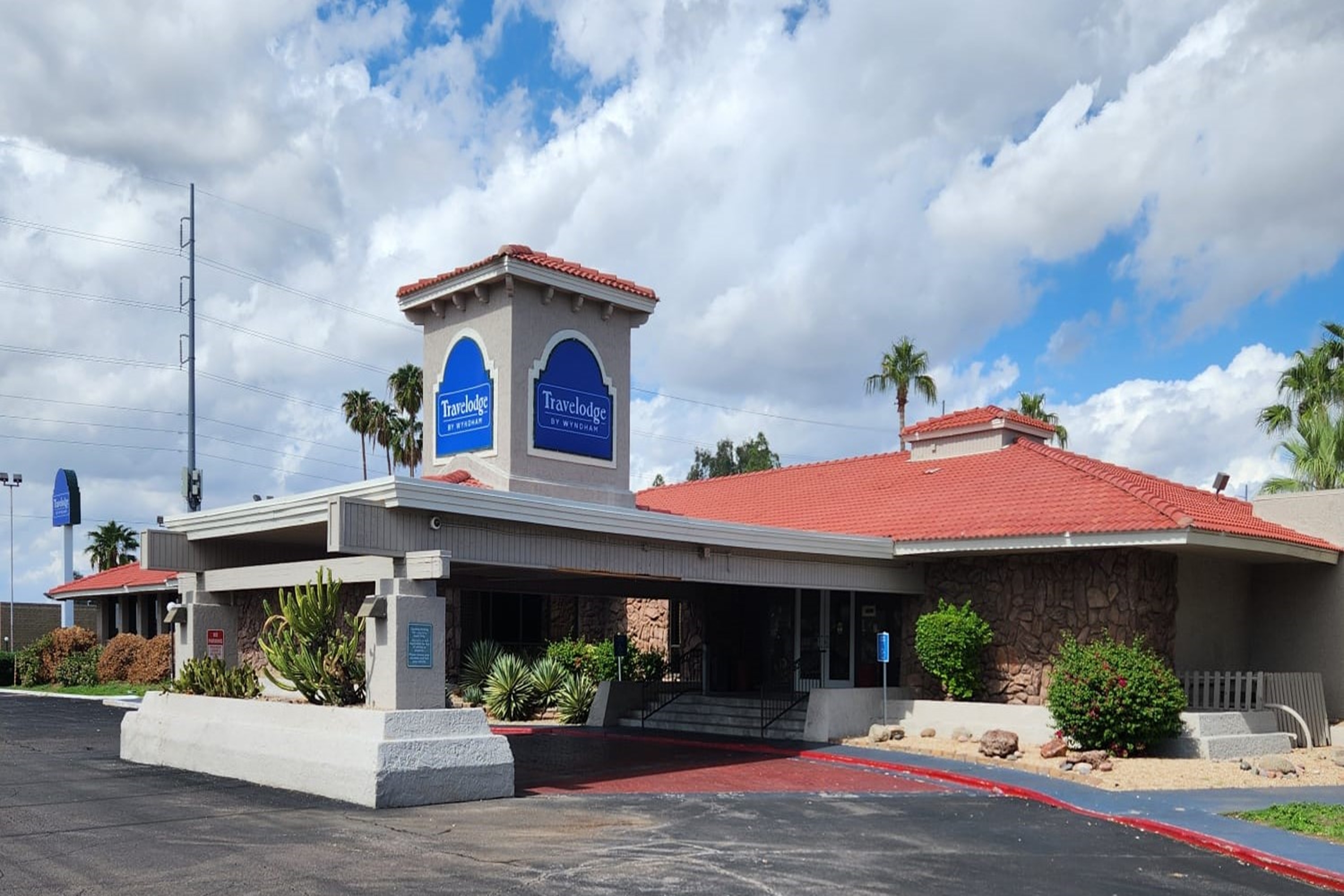 Exterior of Travelodge by Wyndham Phoenix North hotel in Phoenix, Arizona