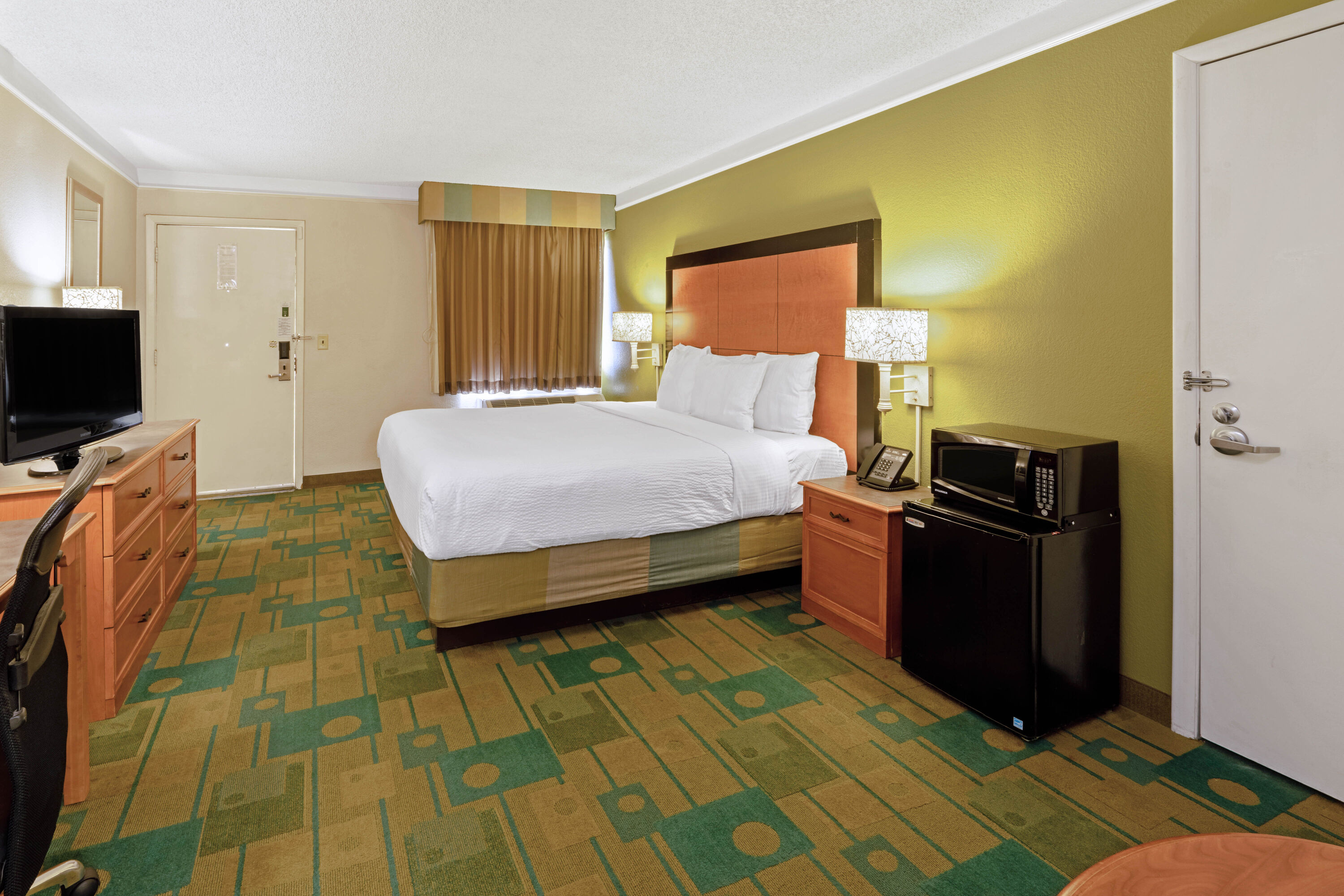 Guest room at the Travelodge by Wyndham Phoenix North in Phoenix, Arizona
