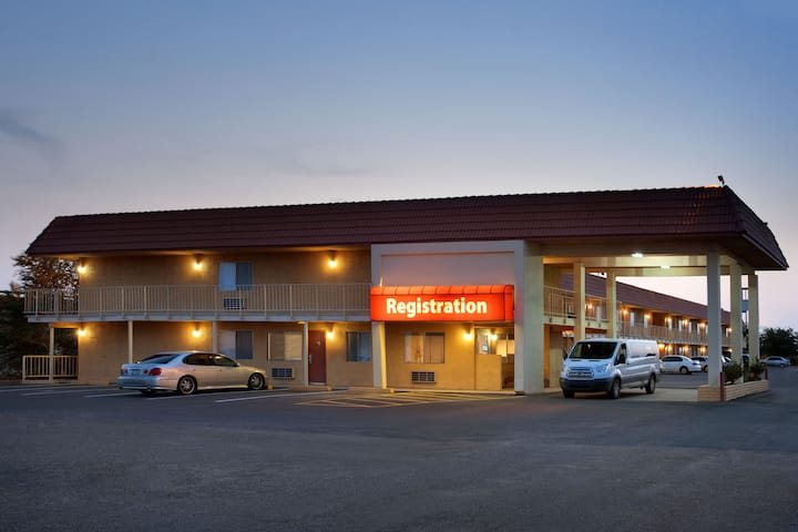 Travelodge By Wyndham Winslow Hotels Az 86047 Arizona Exterior Of Travelodge By Wyndham Winslow Hotel In