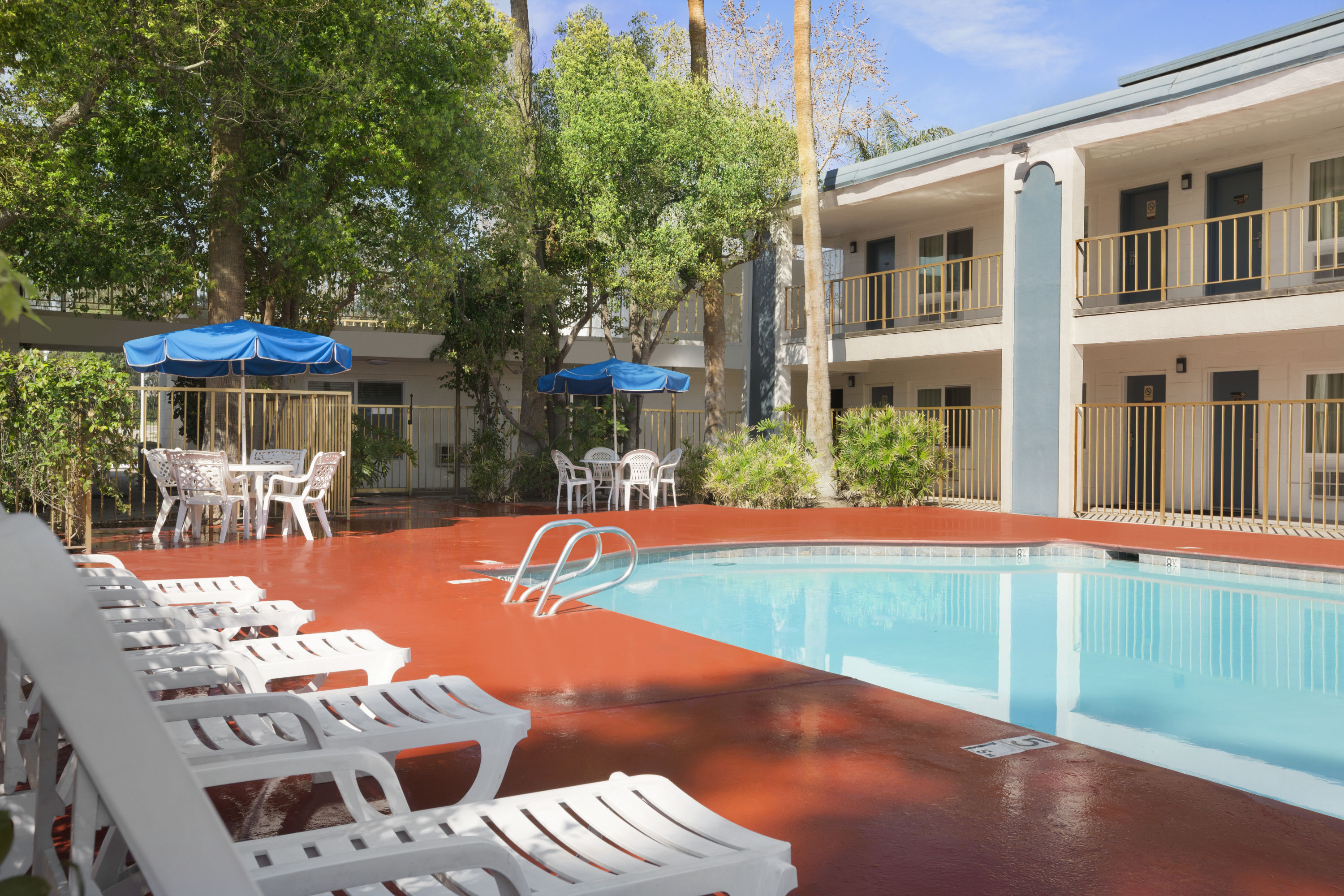 Travelodge By Wyndham Bakersfield Bakersfield Ca Hotels