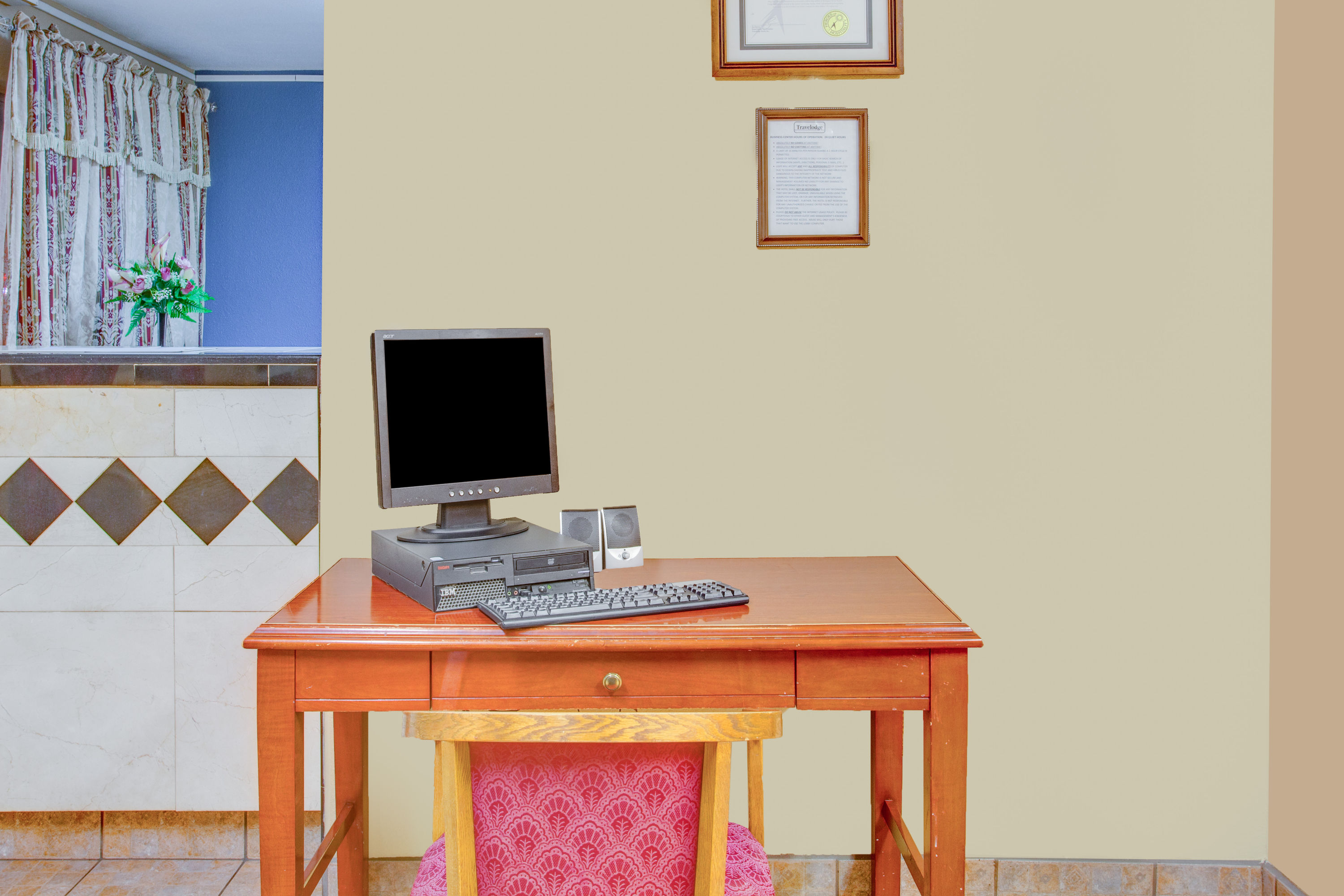 Travelodge by Wyndham Coalinga business center in Coalinga, California