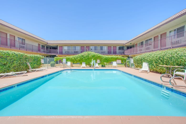 Coalinga Travelodge Hotels Ca 93210 Pool At The Coalinga Travelodge In California