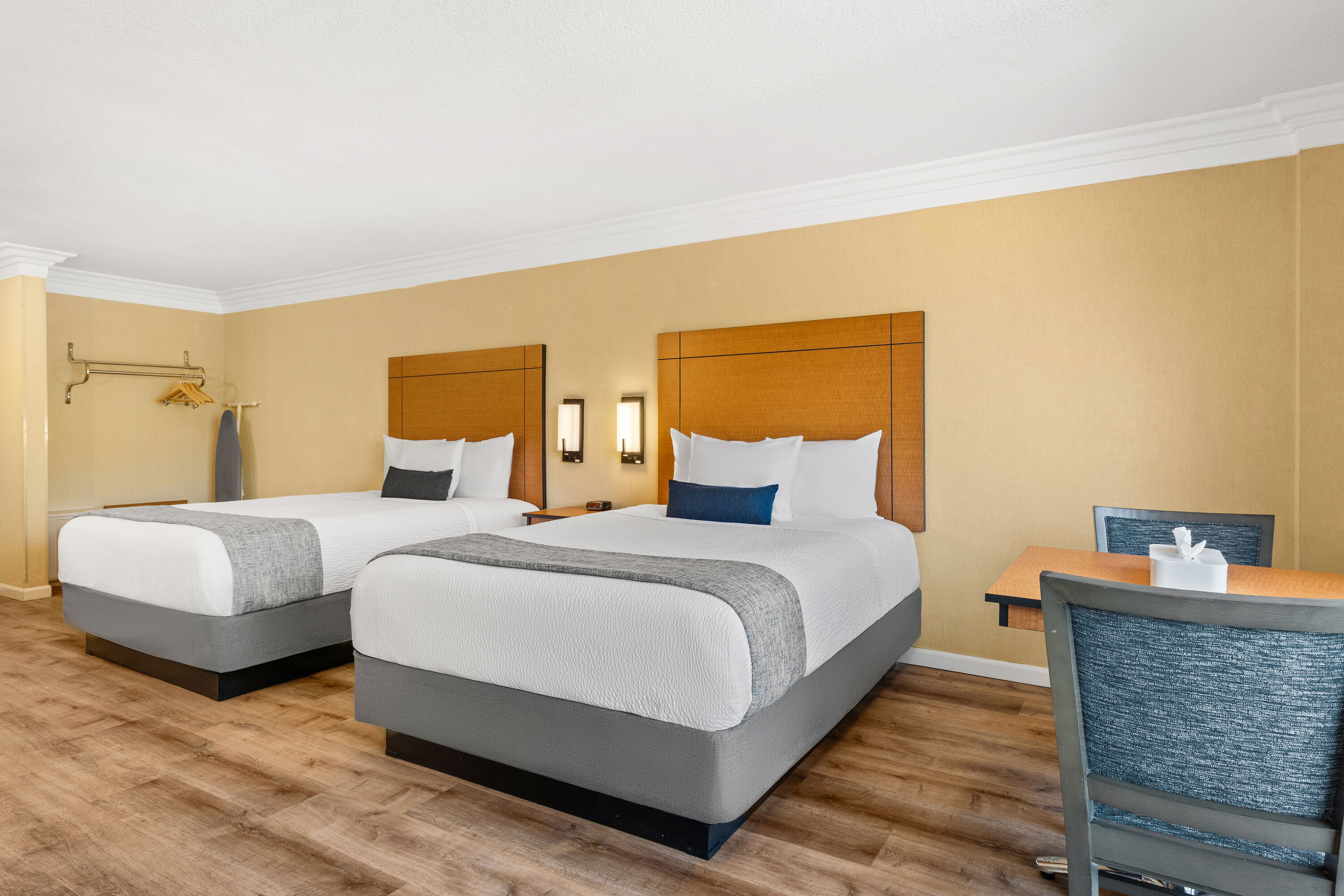 Double bed guest room at the Travelodge by Wyndham San Clemente Beach in San Clemente, California