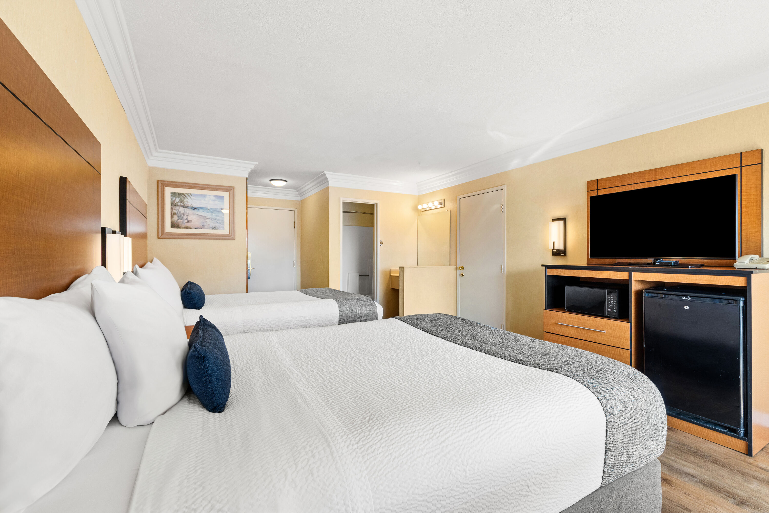 Double bed guest room at the Travelodge by Wyndham San Clemente Beach in San Clemente, California