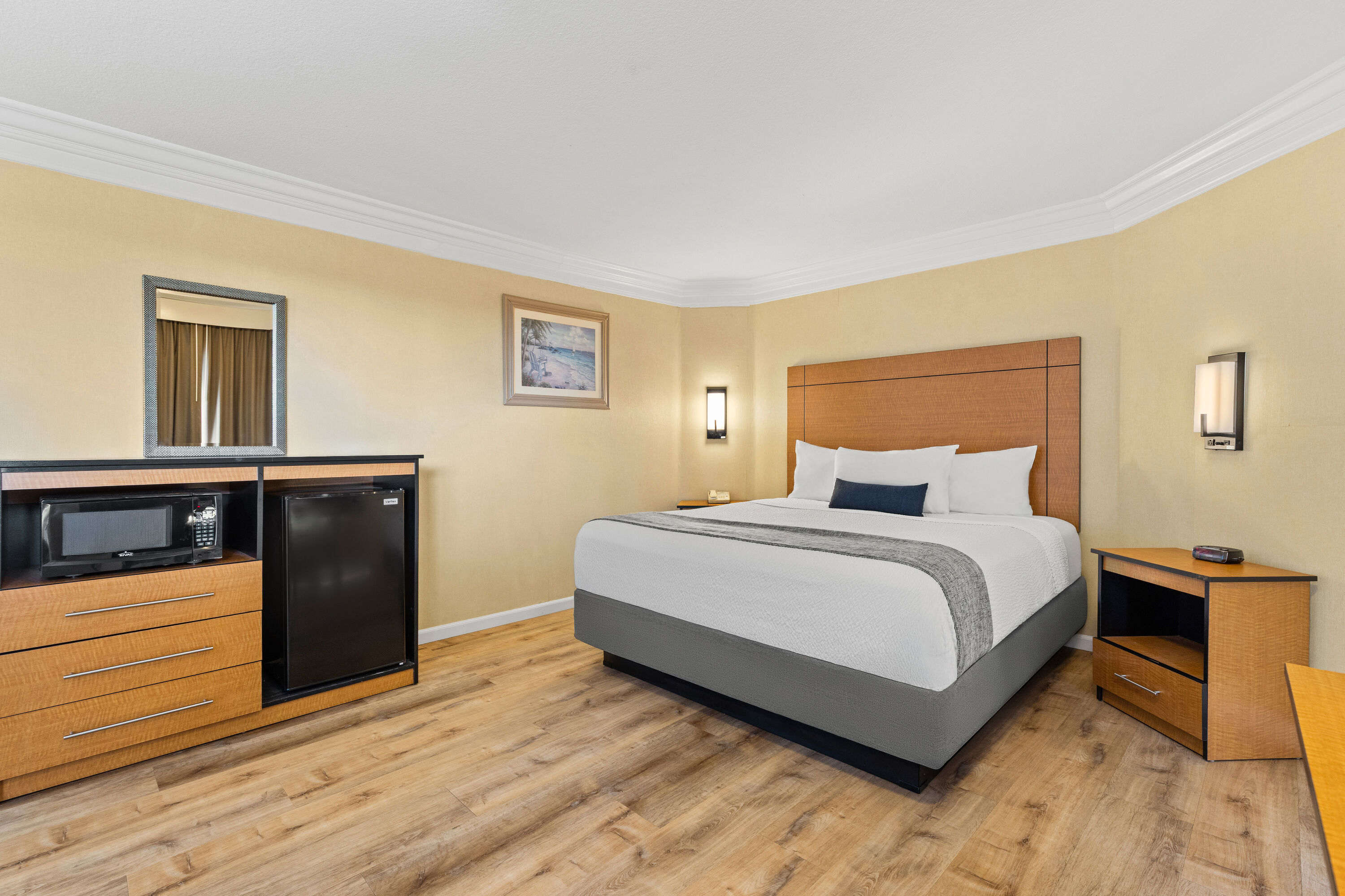 King bed guest room at the Travelodge by Wyndham San Clemente Beach in San Clemente, California