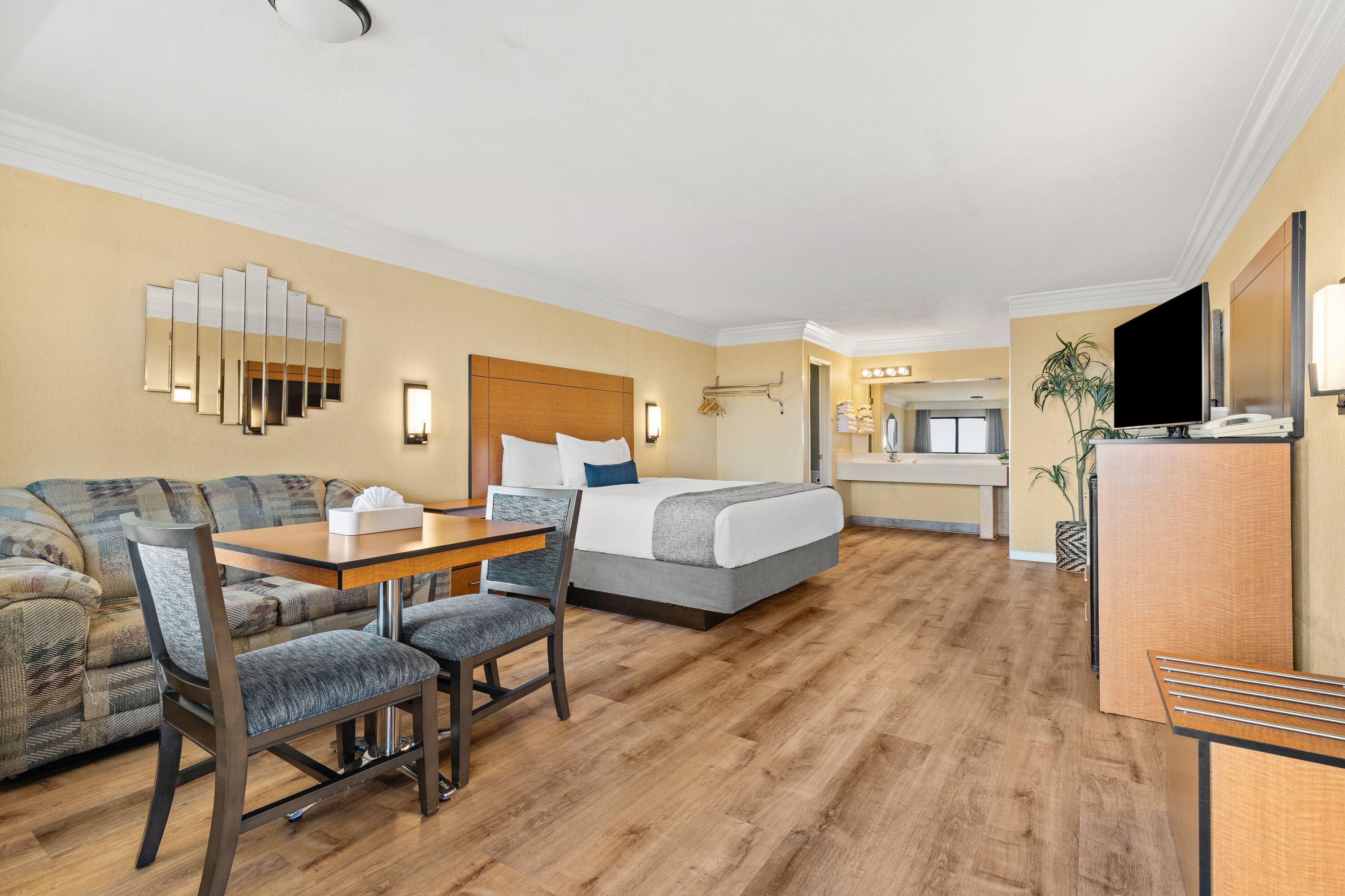 King bed guest room at the Travelodge by Wyndham San Clemente Beach in San Clemente, California