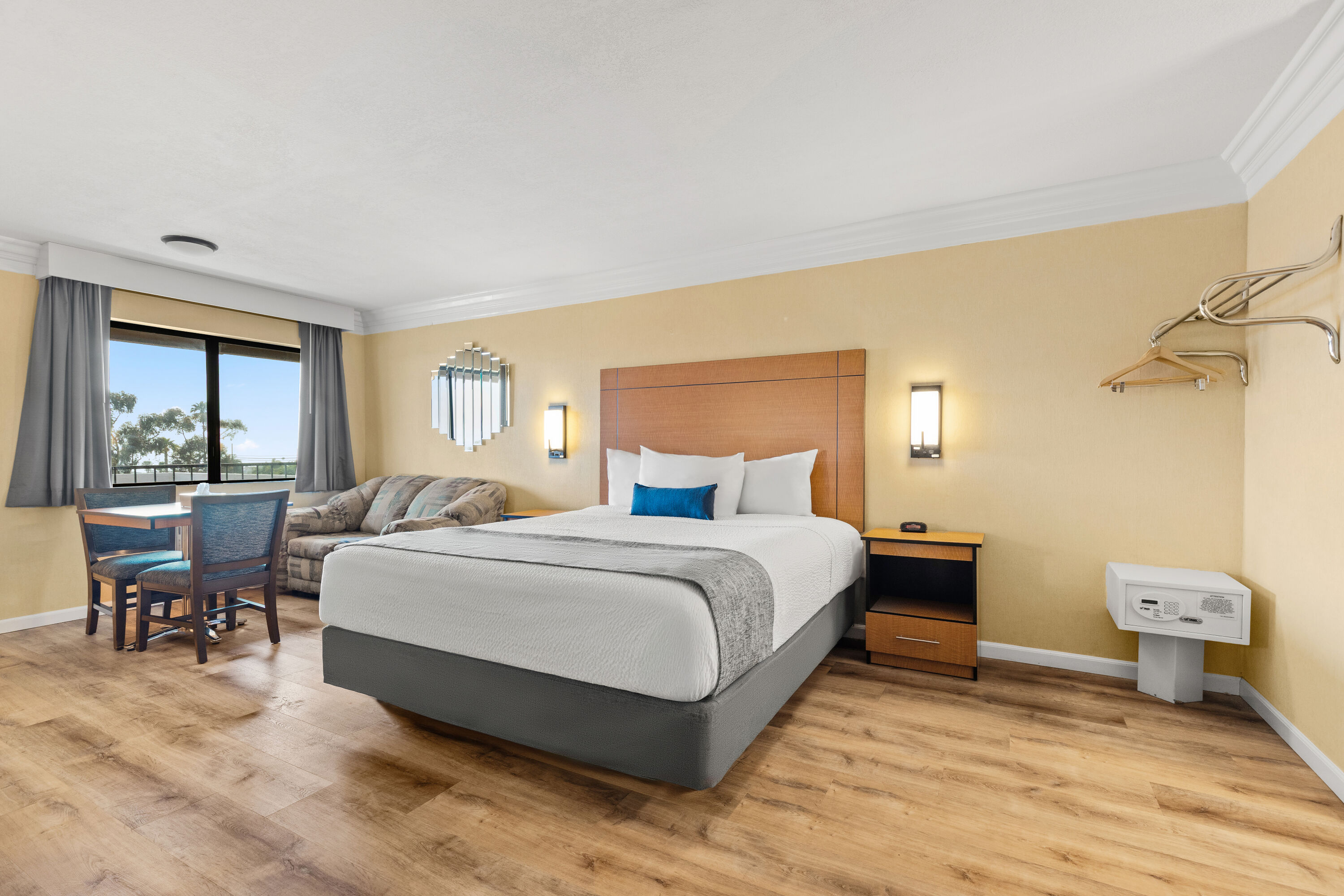 King bed guest room at the Travelodge by Wyndham San Clemente Beach in San Clemente, California