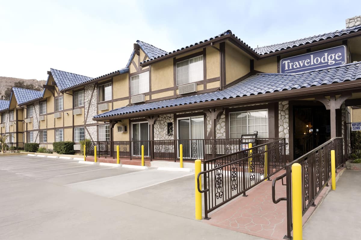 Travelodge Santa Clarita Valencia Hotels Ca 91351 Exterior Of Travelodge Santa Clarita Valencia Hotel In California