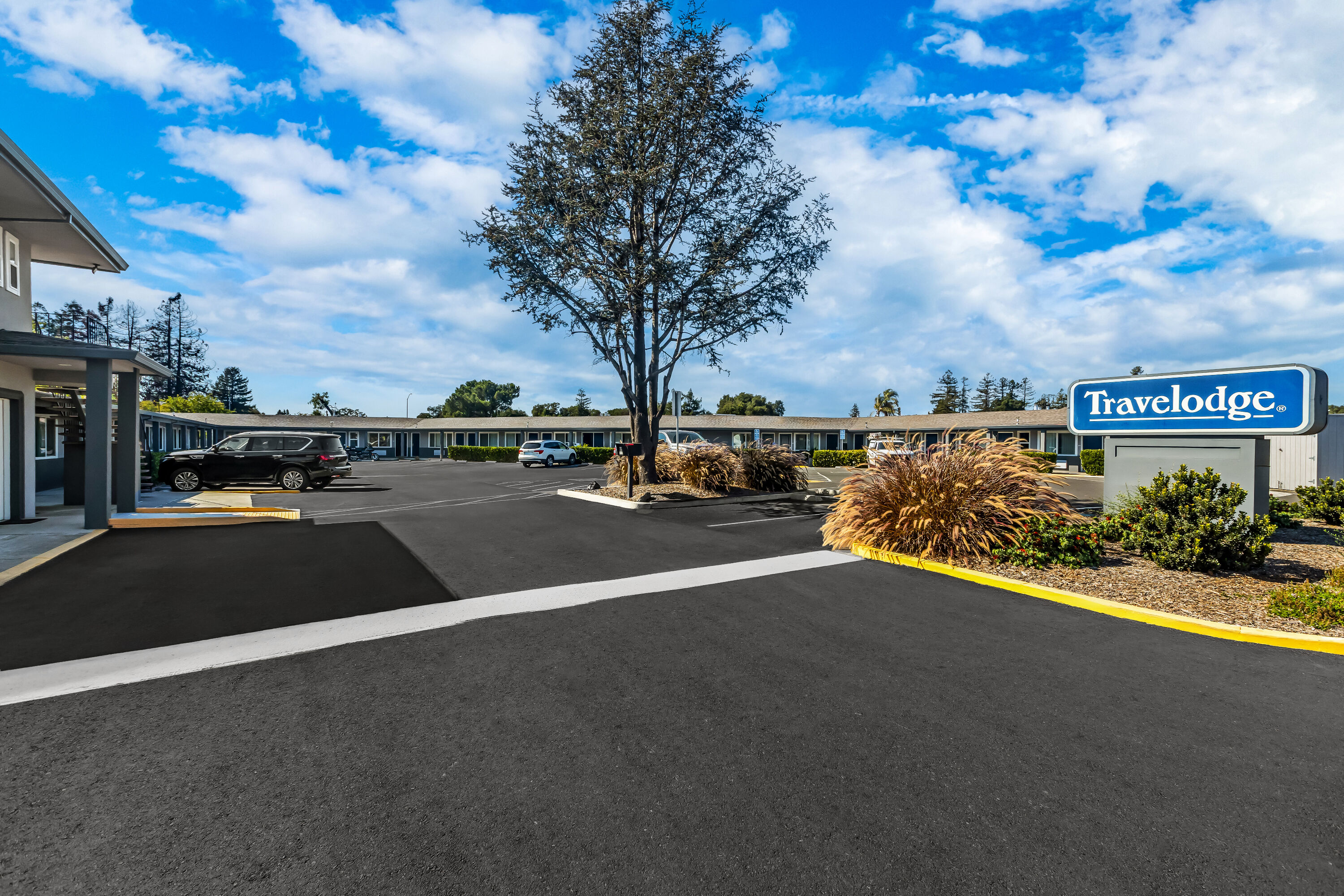 Exterior Day Image of Travelodge by Wyndham Santa Rosa Wine Country hotel in Santa Rosa, California