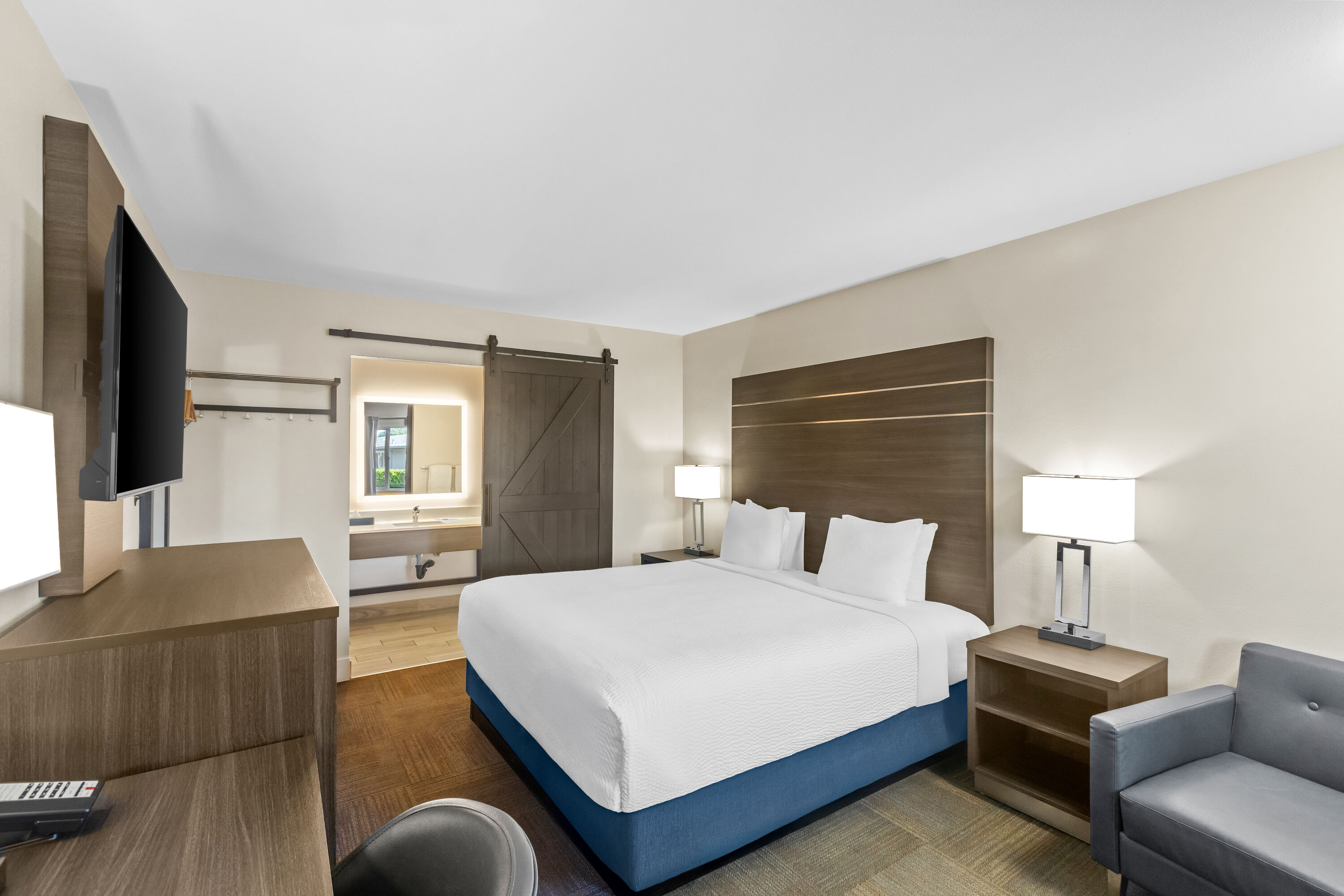 King bed guest room at the Travelodge by Wyndham Santa Rosa Wine Country in Santa Rosa, California