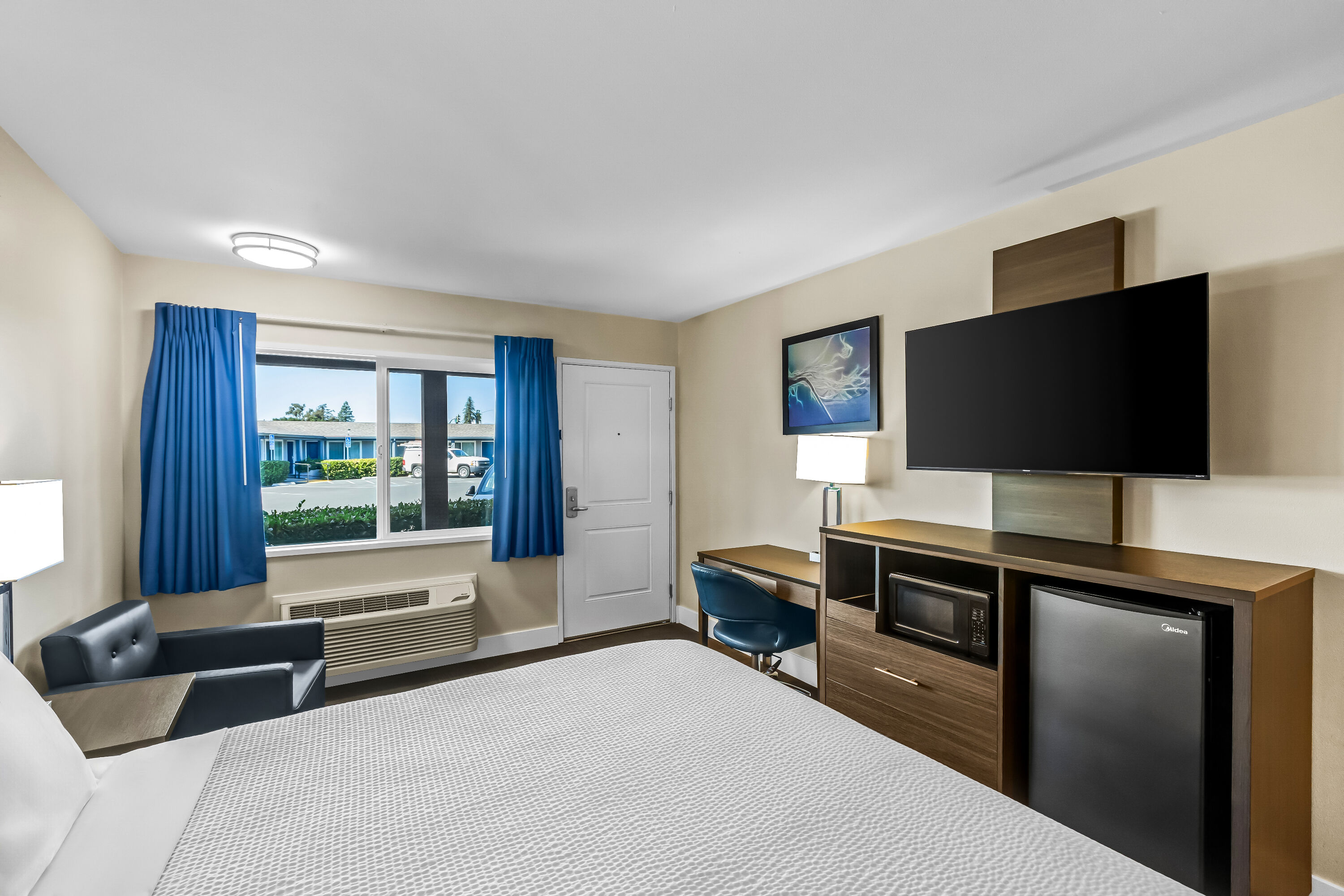 King bed guest room at the Travelodge by Wyndham Santa Rosa Wine Country in Santa Rosa, California