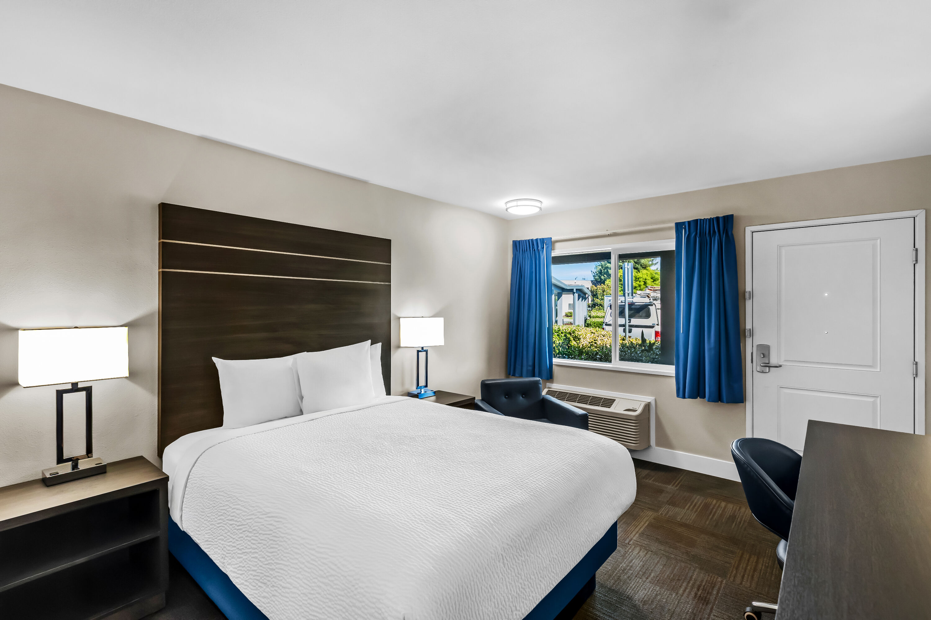 Queen bed guest room at the Travelodge by Wyndham Santa Rosa Wine Country in Santa Rosa, California