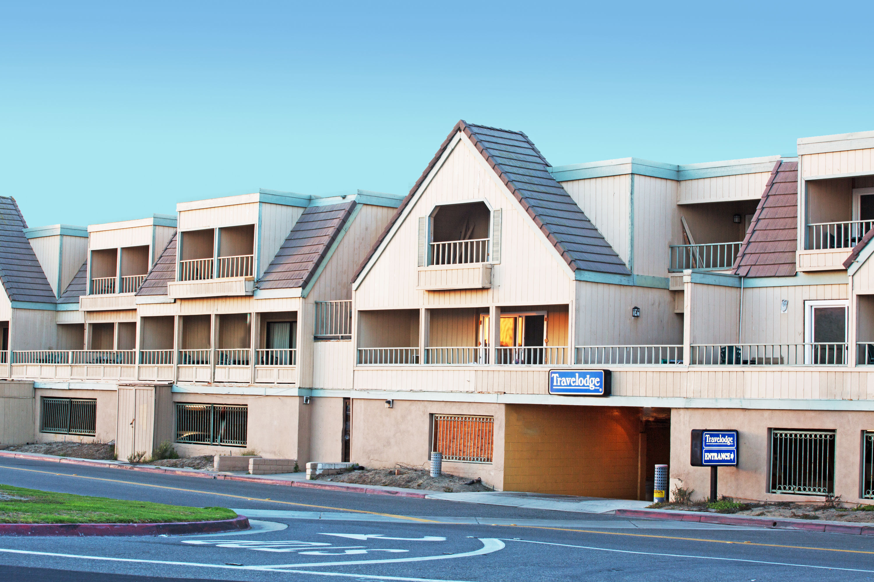 Exterior of Travelodge by Wyndham Sunset-Huntington Beach Ocean Front hotel in Sunset Beach, California