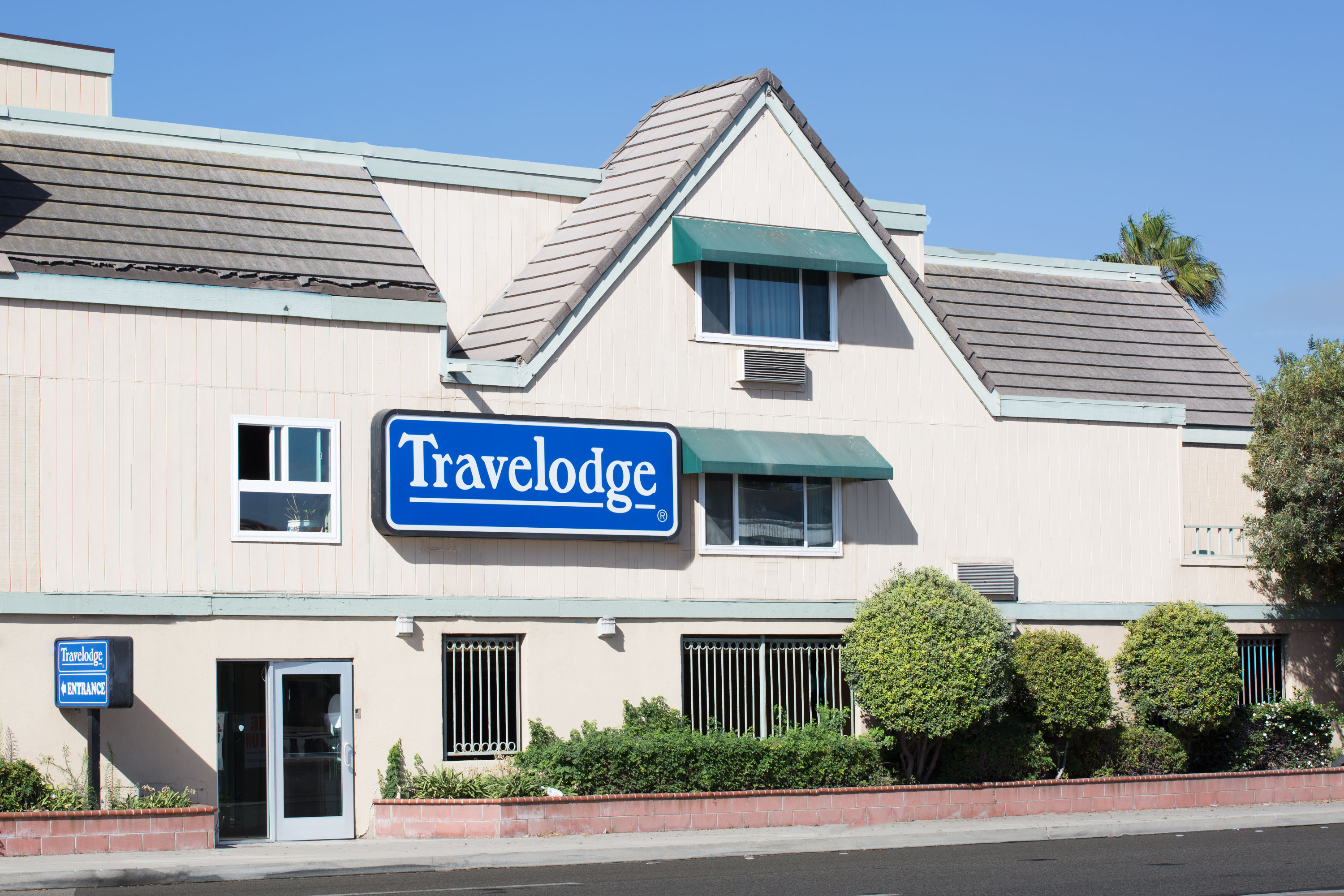 Exterior of Travelodge by Wyndham Sunset-Huntington Beach Ocean Front hotel in Sunset Beach, California