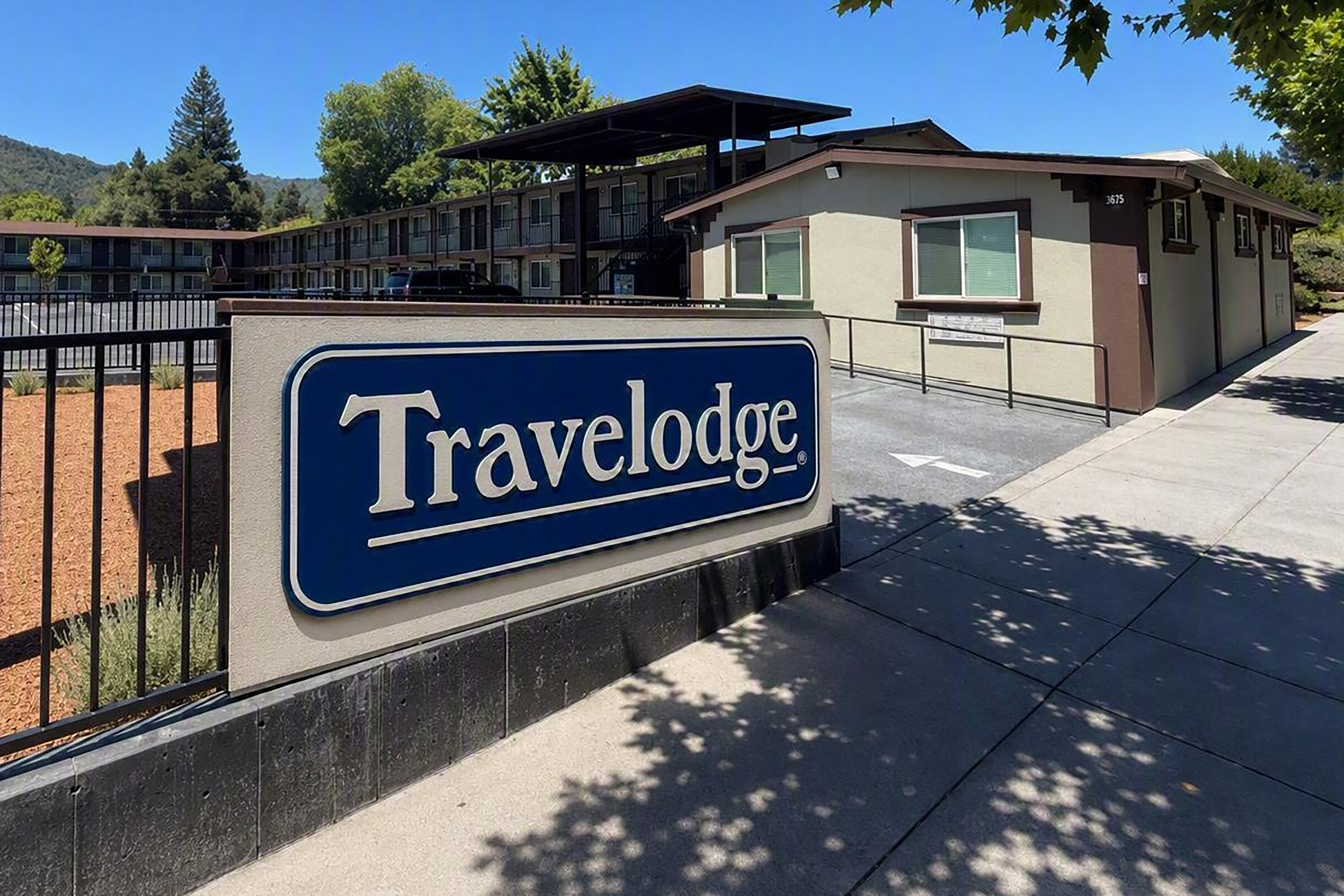 Exterior of Travelodge by Wyndham Ukiah hotel in Ukiah, California