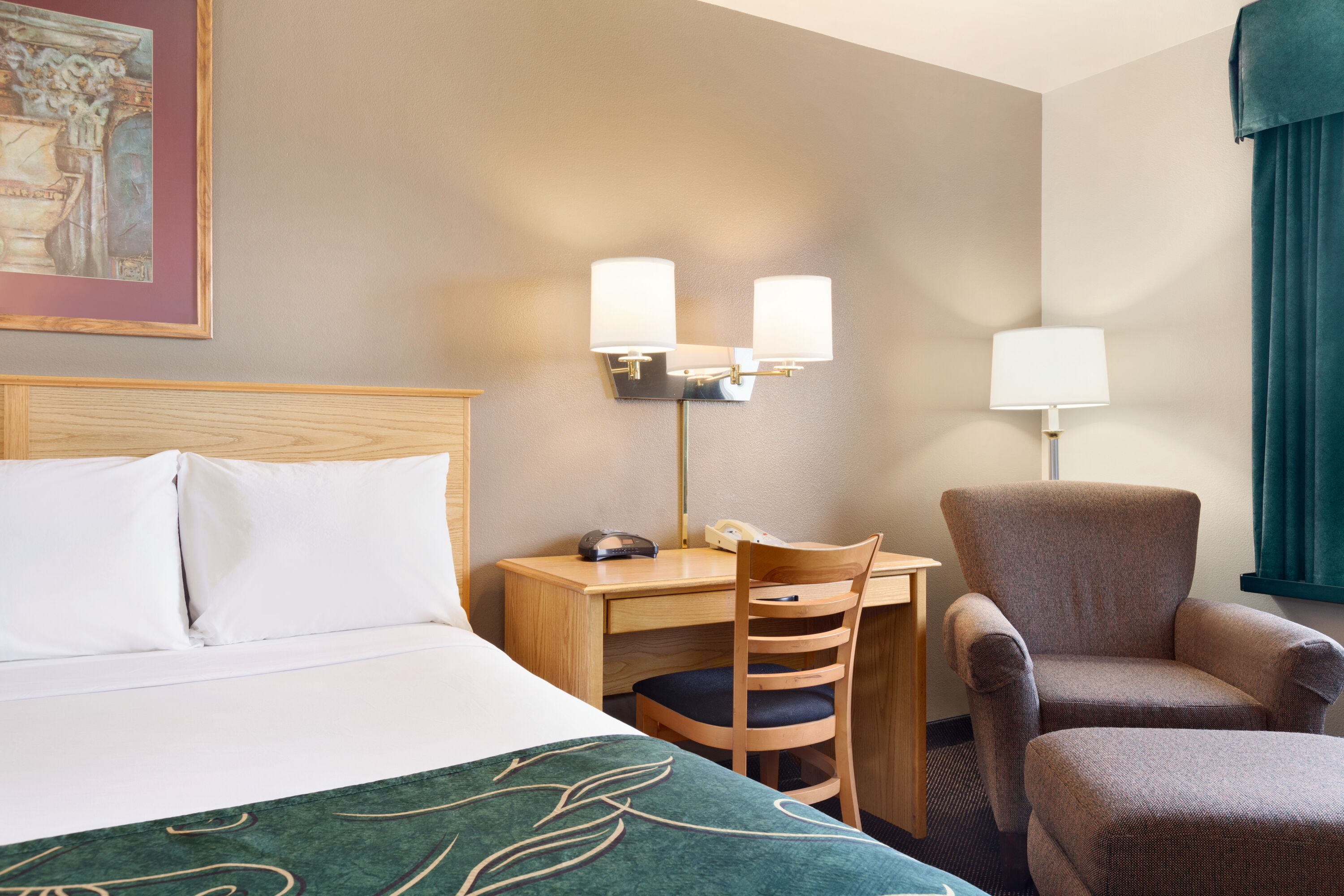 King bed guest room at the Travelodge by Wyndham Yermo in Yermo, California