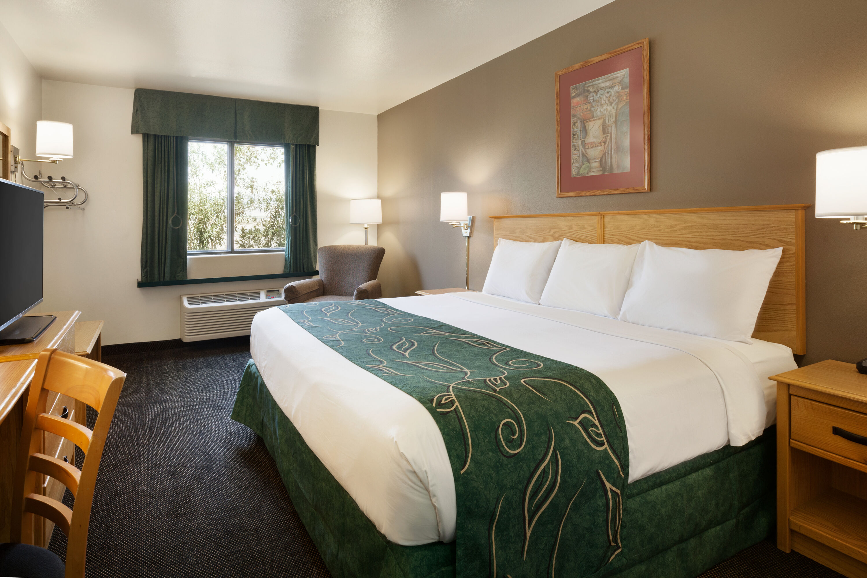 King bed guest room at the Travelodge by Wyndham Yermo in Yermo, California