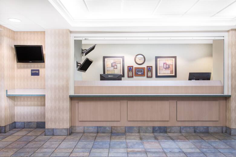 Travelodge Yuba City hotel lobby in Yuba City, California