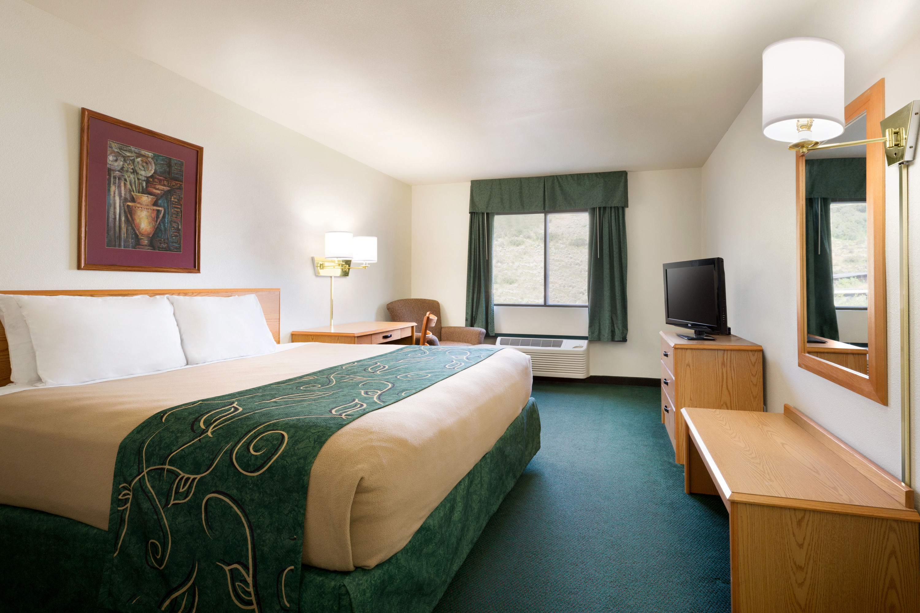 King bed guest room at the Travelodge by Wyndham Yampa in Yampa, Colorado