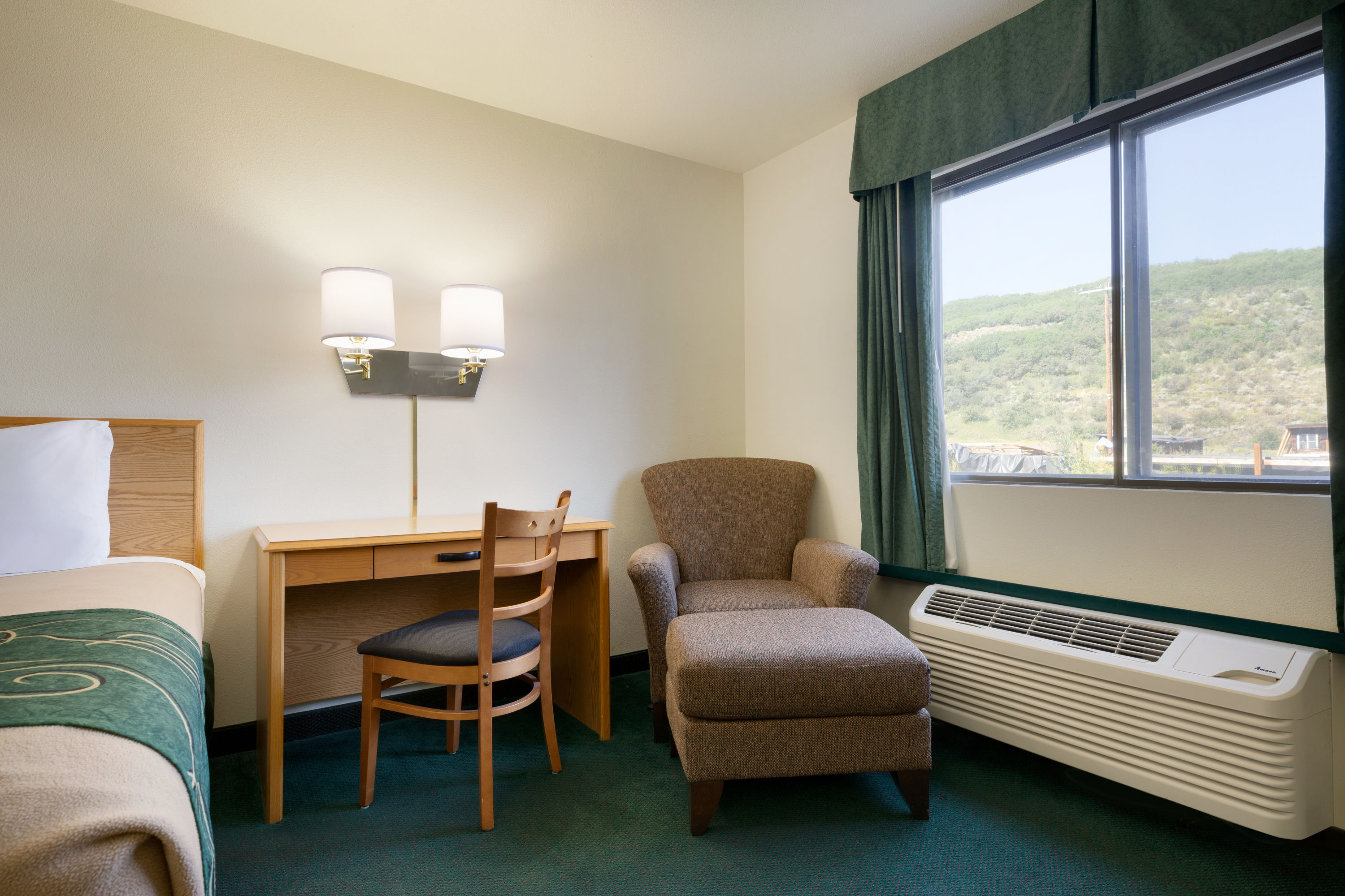 King bed guest room at the Travelodge by Wyndham Yampa in Yampa, Colorado