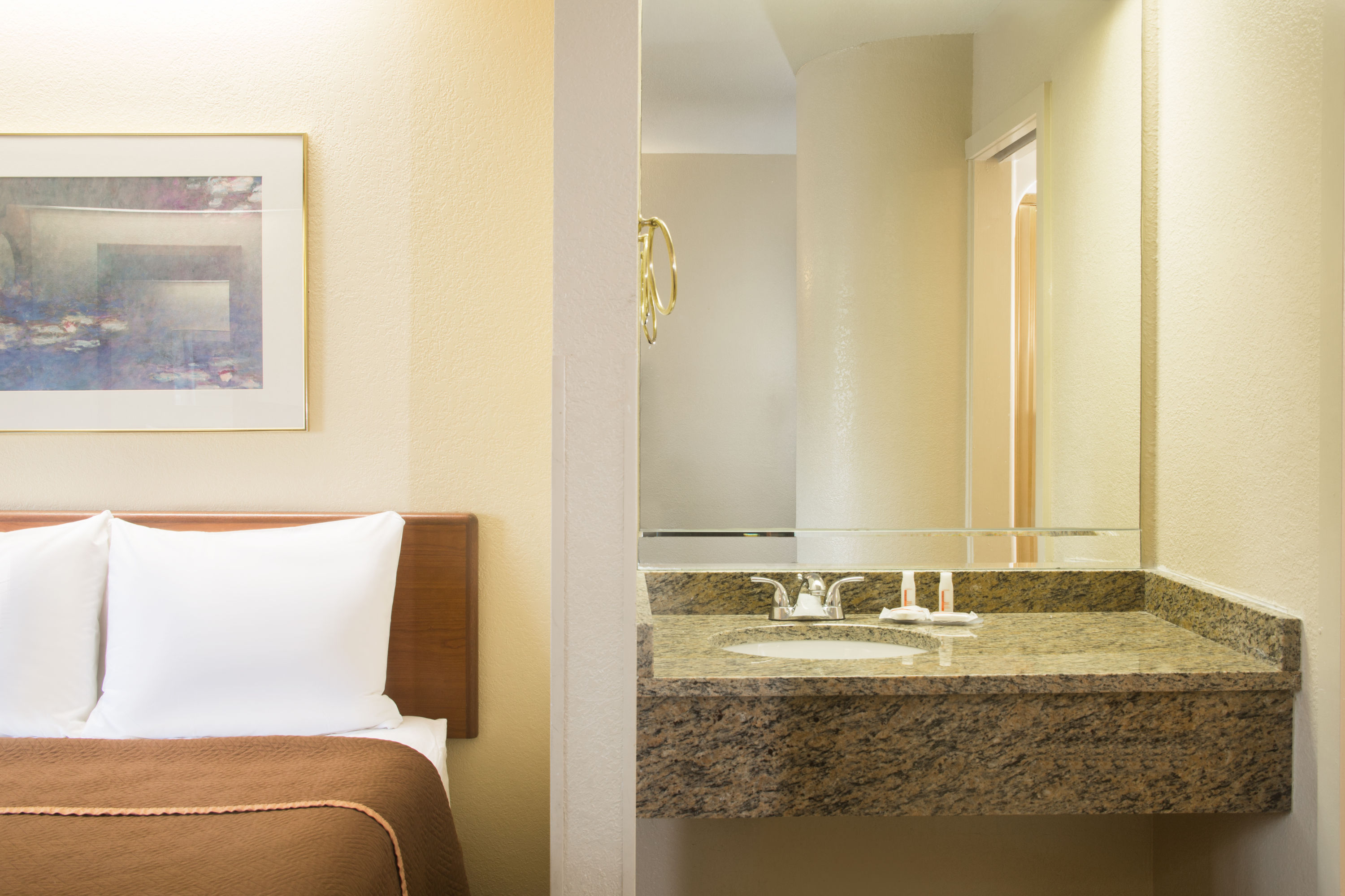 Travelodge By Wyndham Fort Myers Airport Fort Myers Fl