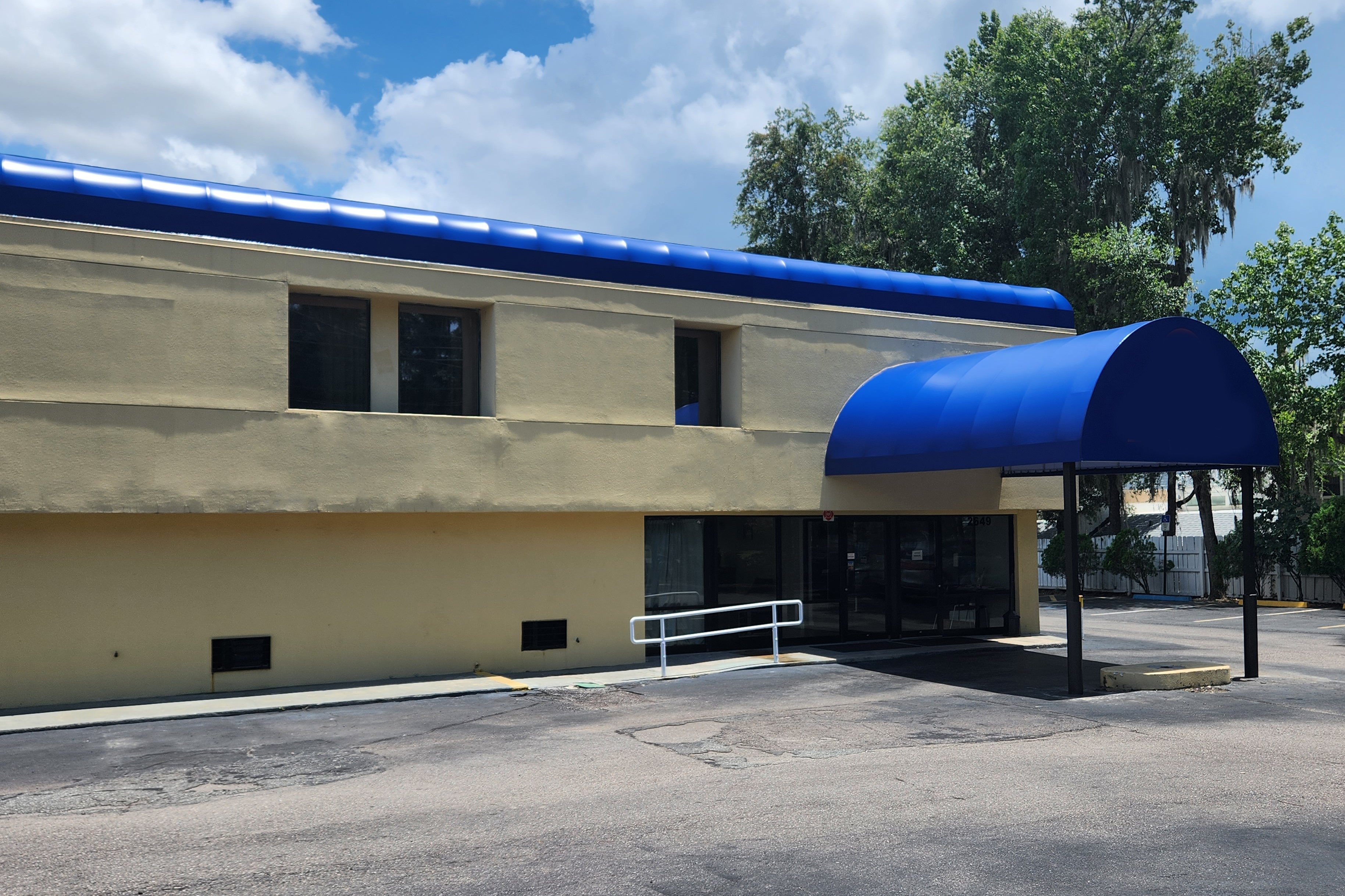 Exterior of Travelodge by Wyndham Gainesville hotel in Gainesville, Florida
