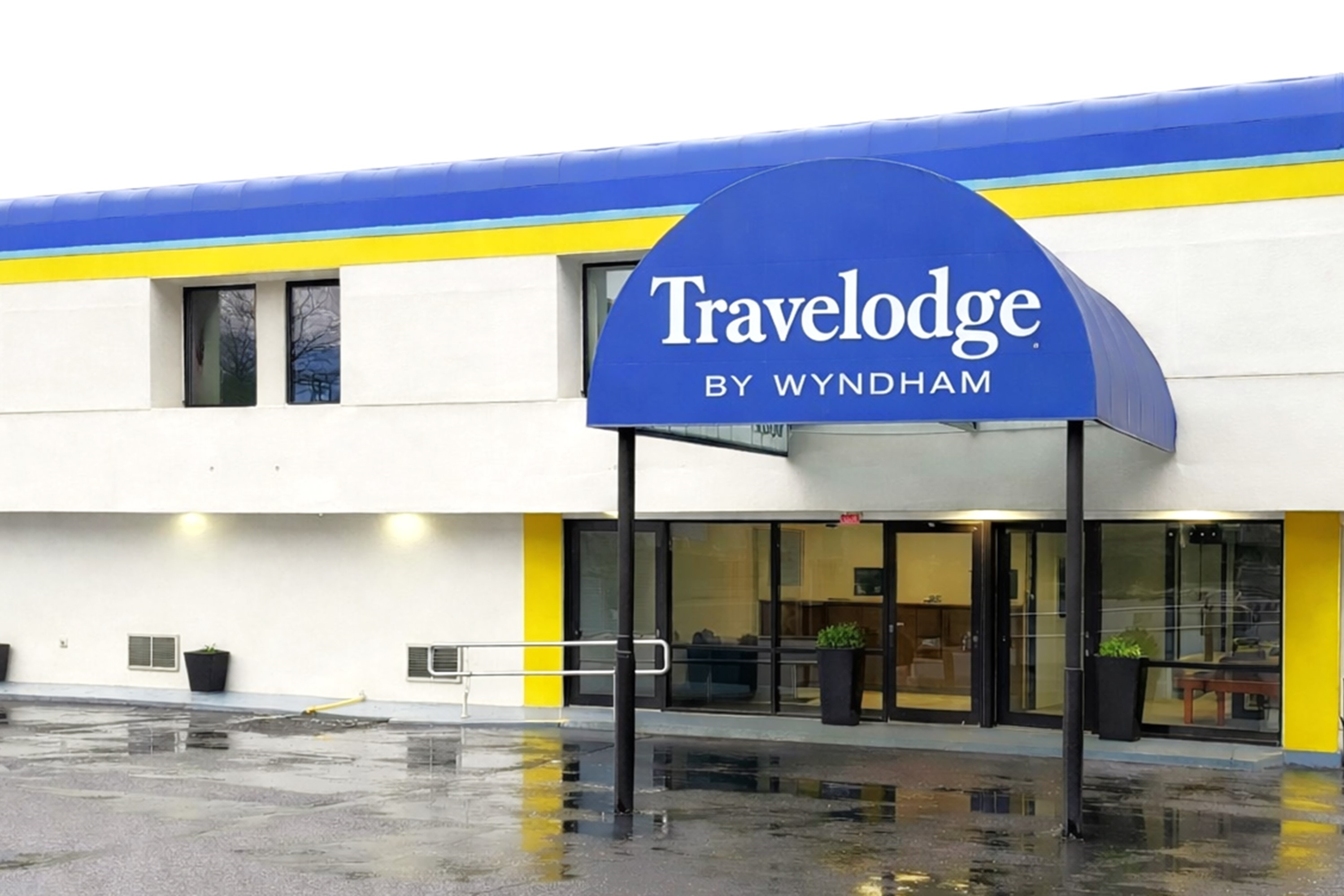 Exterior of Travelodge by Wyndham Gainesville hotel in Gainesville, Florida