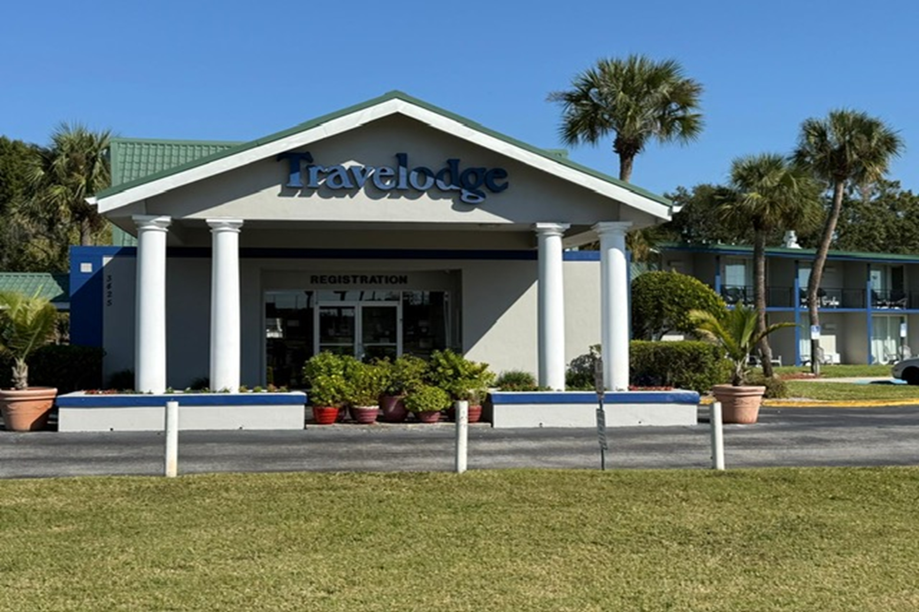 Exterior of Travelodge by Wyndham Lakeland hotel in Lakeland, Florida