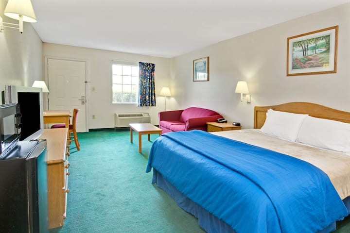 Travelodge Suites by Wyndham MacClenny | MacClenny, FL Hotels