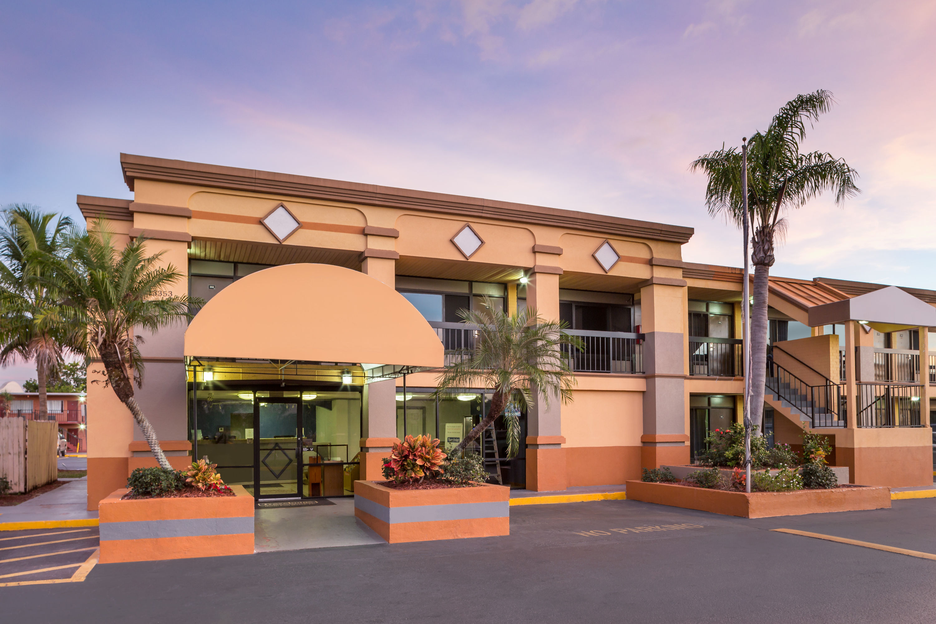 Exterior Dusk Image of Travelodge by Wyndham Fort Myers North hotel in North Fort Myers, Florida
