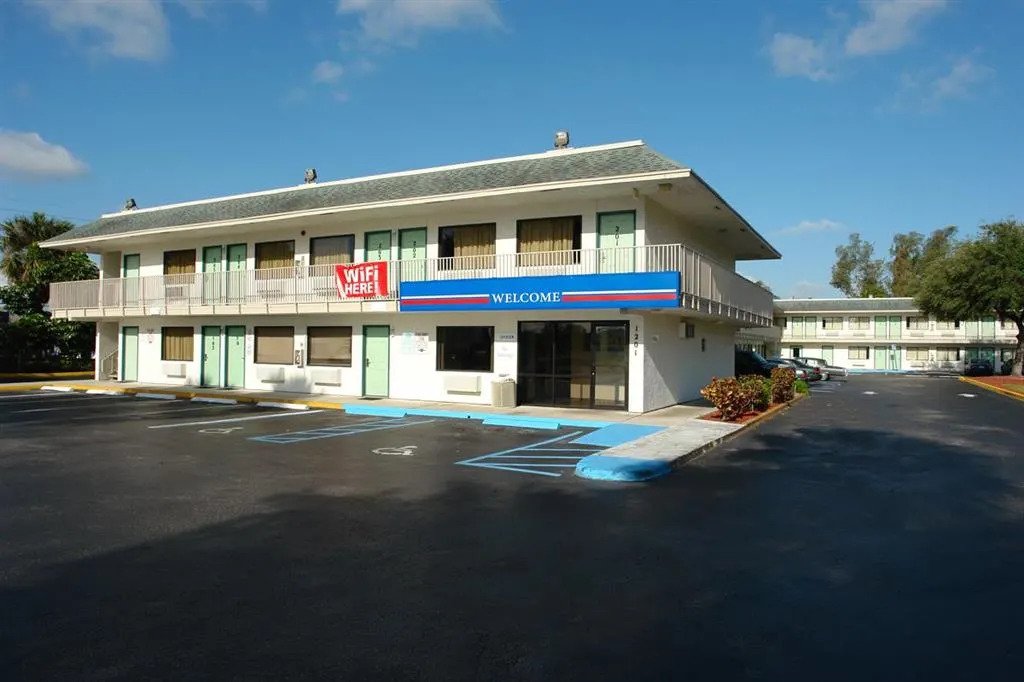 Travelodge By Wyndham Pompano Beach Pompano Beach Fl Hotels