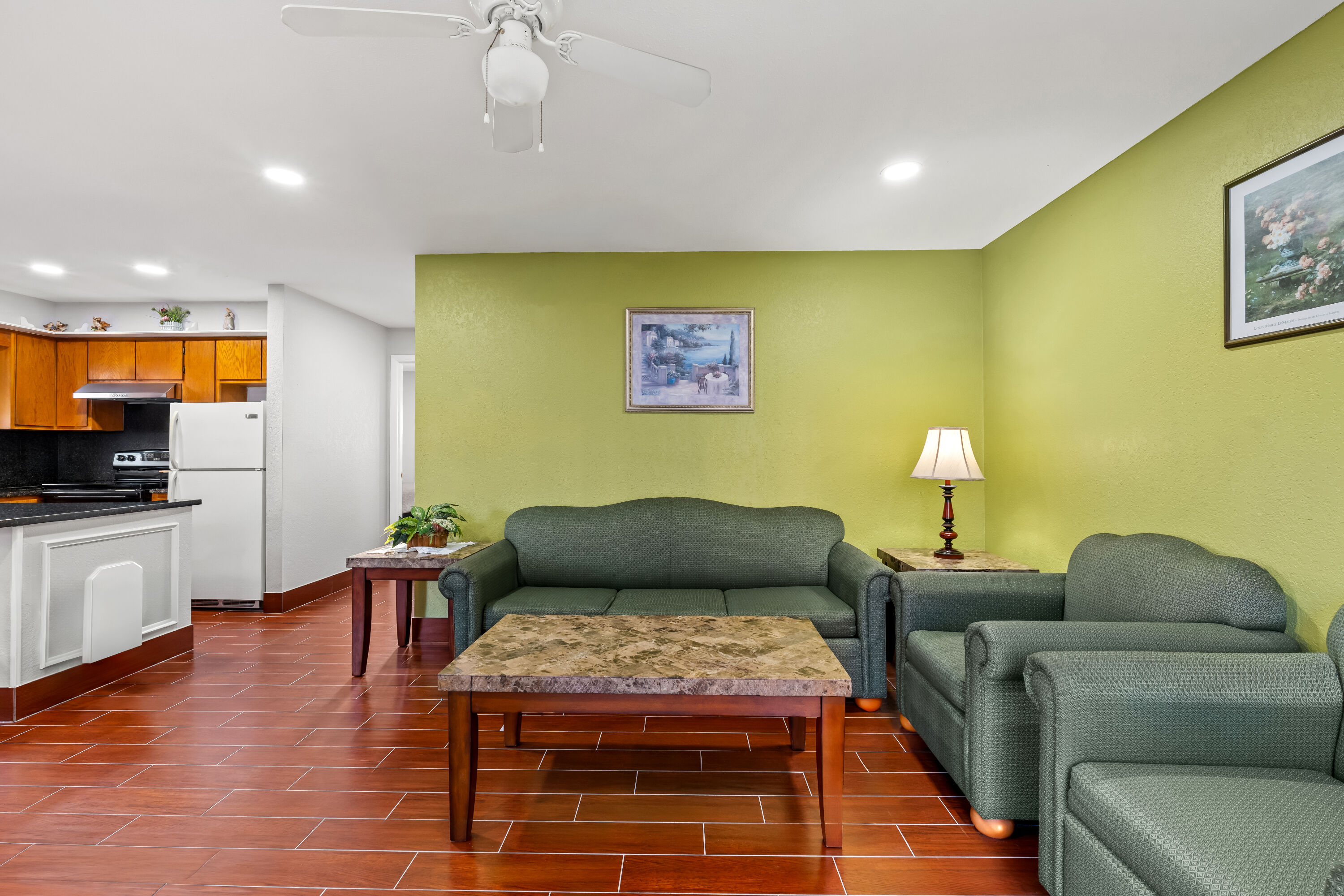 Travelodge by Wyndham Hotel & Cottages St Augustine/Historic suite living room in Saint Augustine, Florida