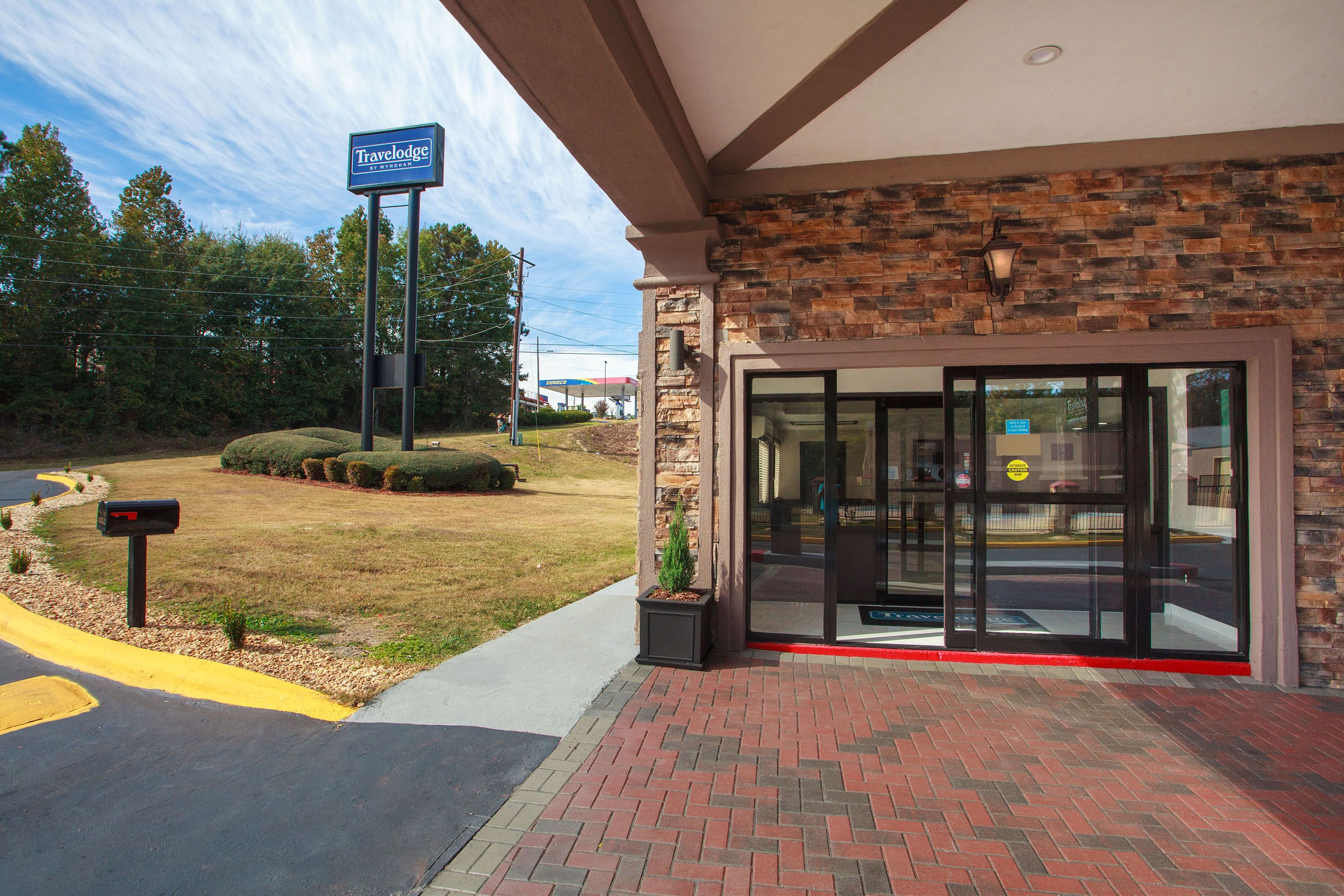 Exterior of Travelodge by Wyndham Macon West hotel in Macon, Georgia