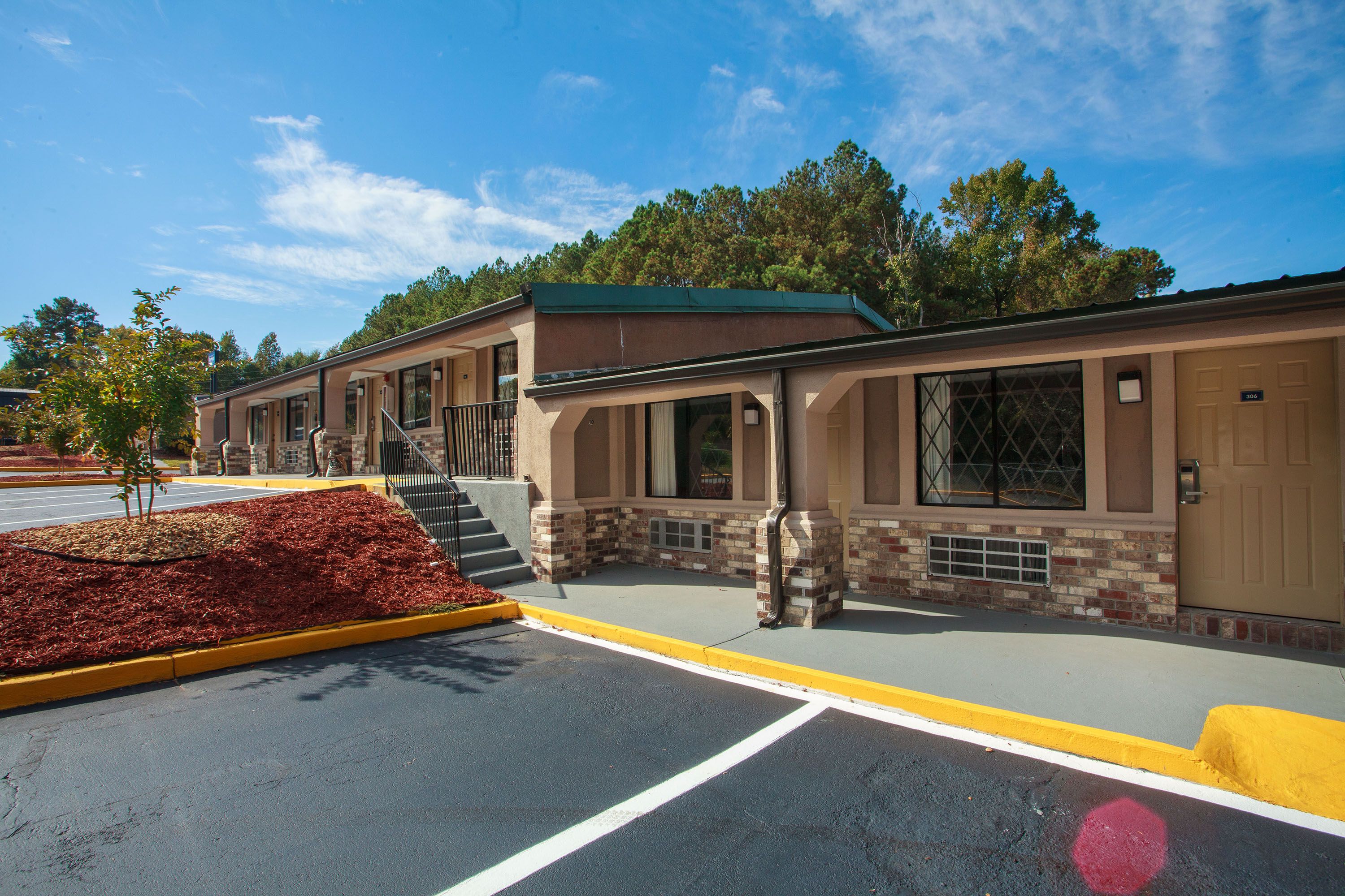 Exterior of Travelodge by Wyndham Macon West hotel in Macon, Georgia