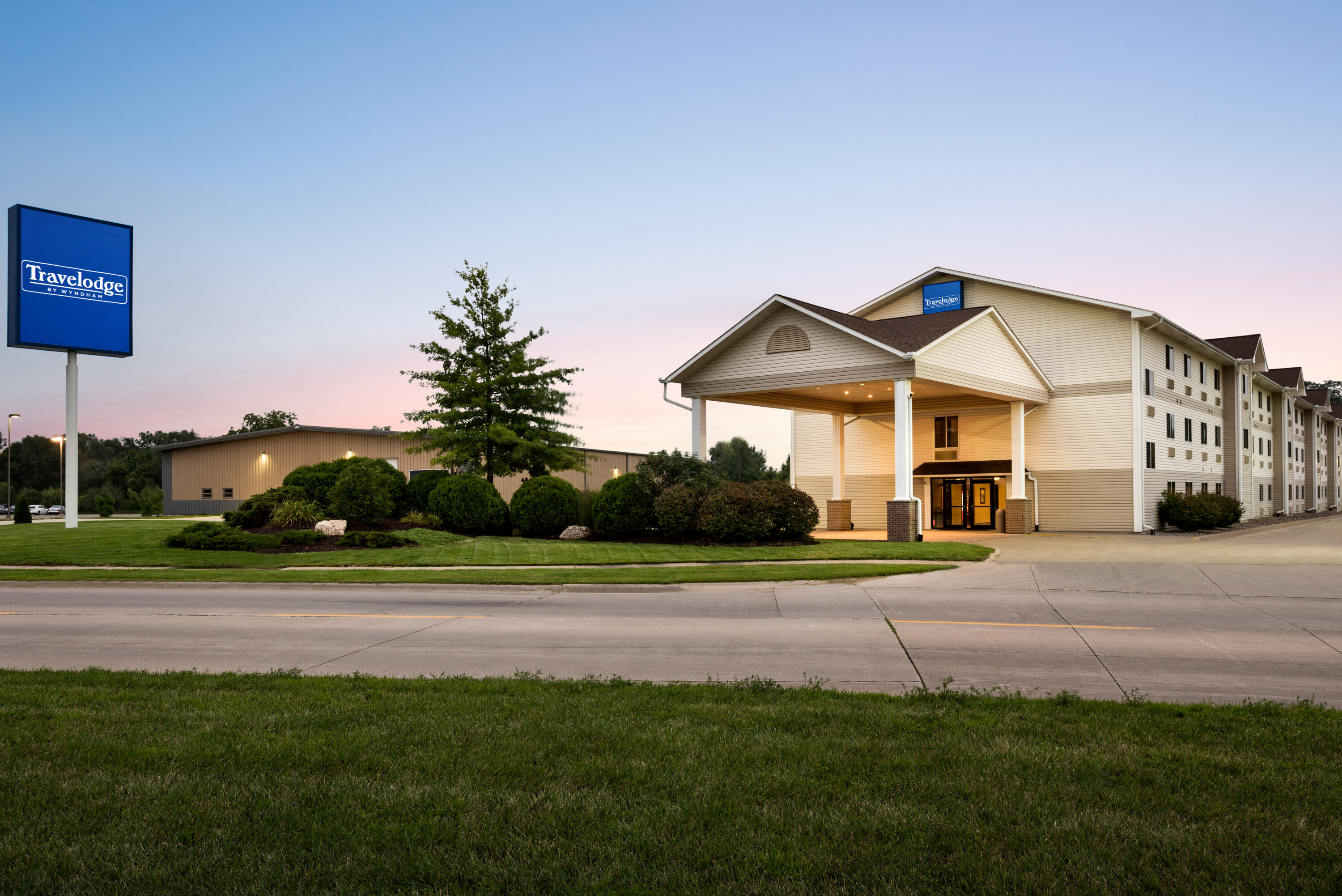 Travelodge by Wyndham Clinton Valley West Court Clinton IA Hotels