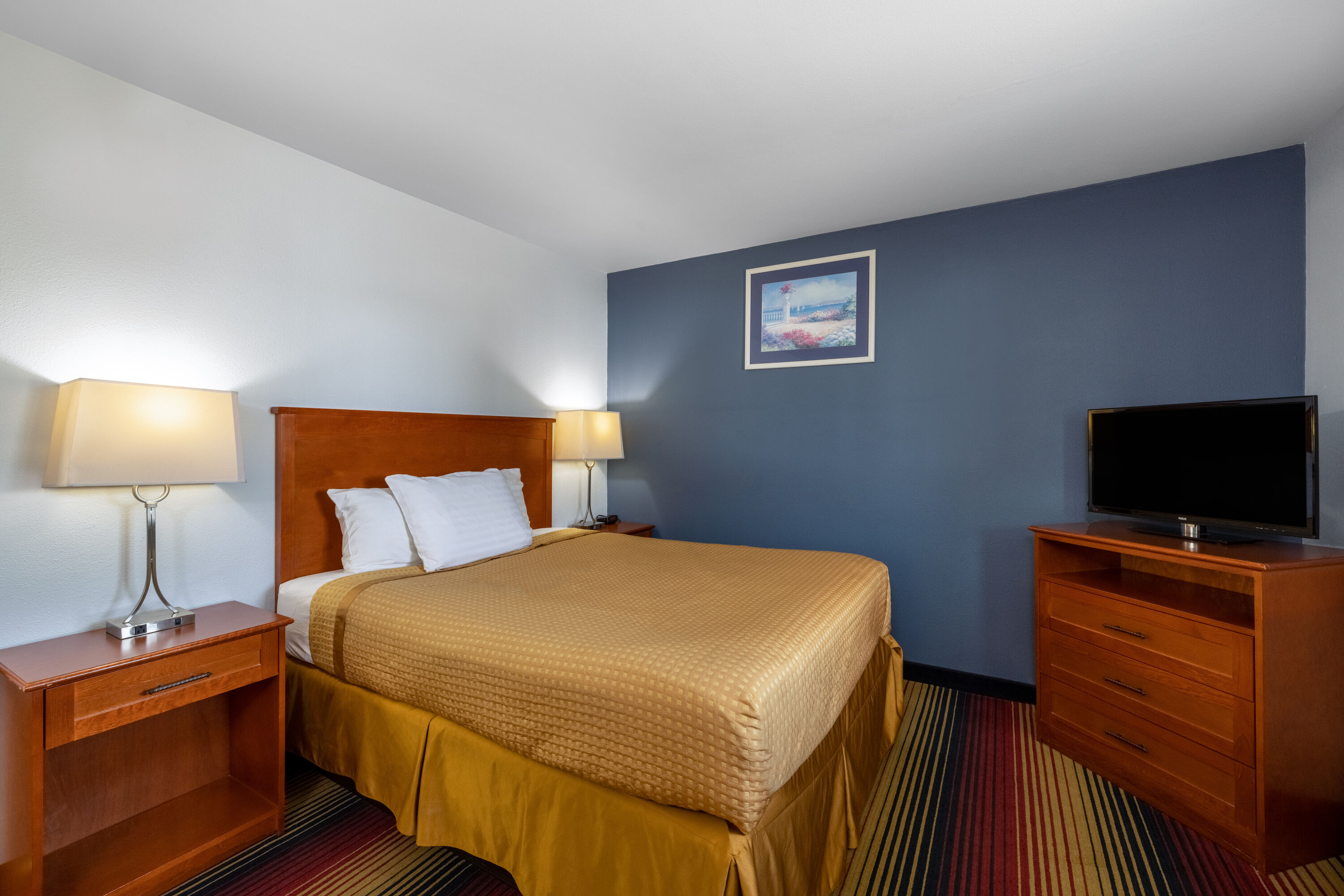Guest room at the Travelodge by Wyndham Spirit Lake/Okoboji in Spirit Lake, Iowa