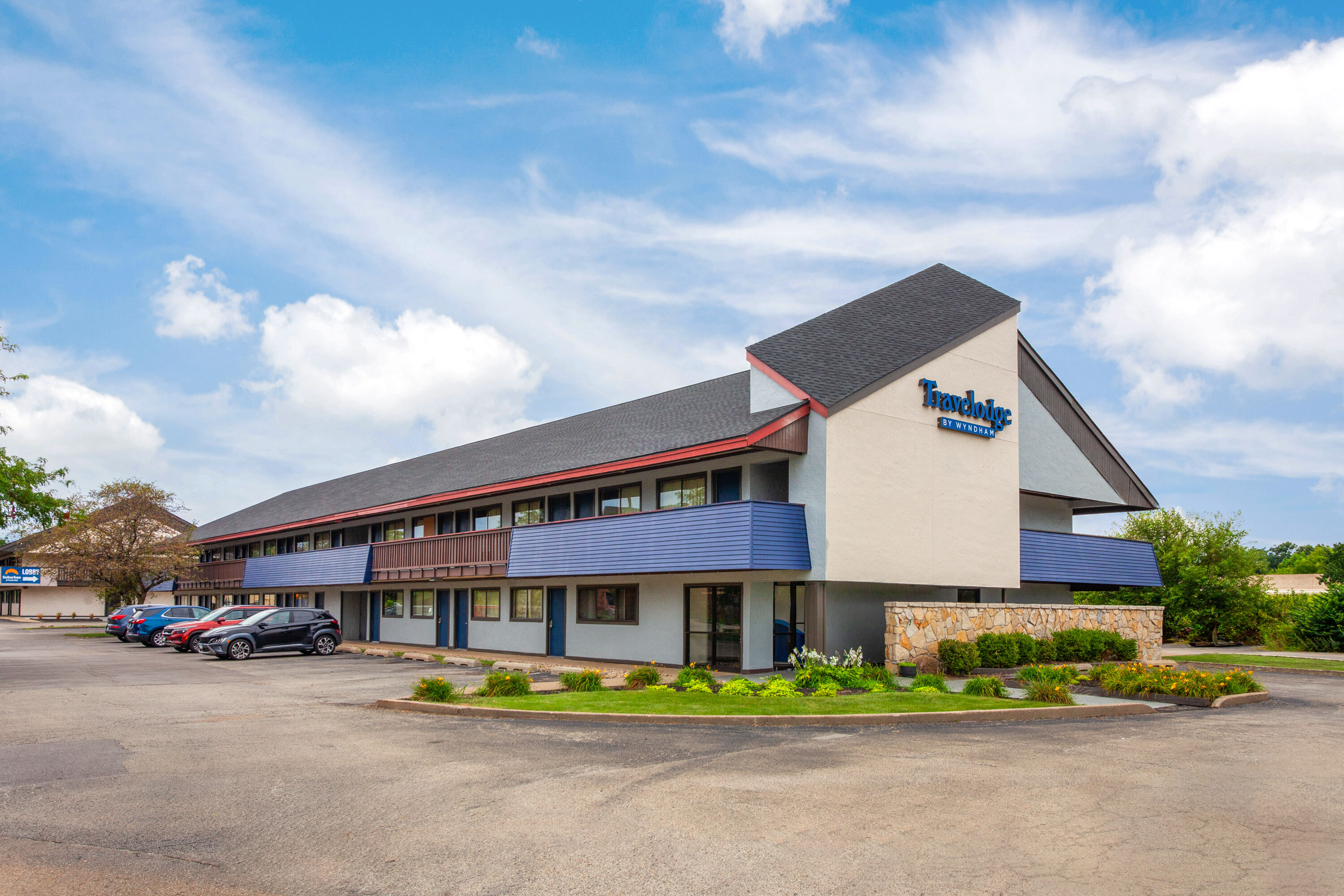 Exterior Day Image of Travelodge by Wyndham Peoria hotel in Peoria, Illinois