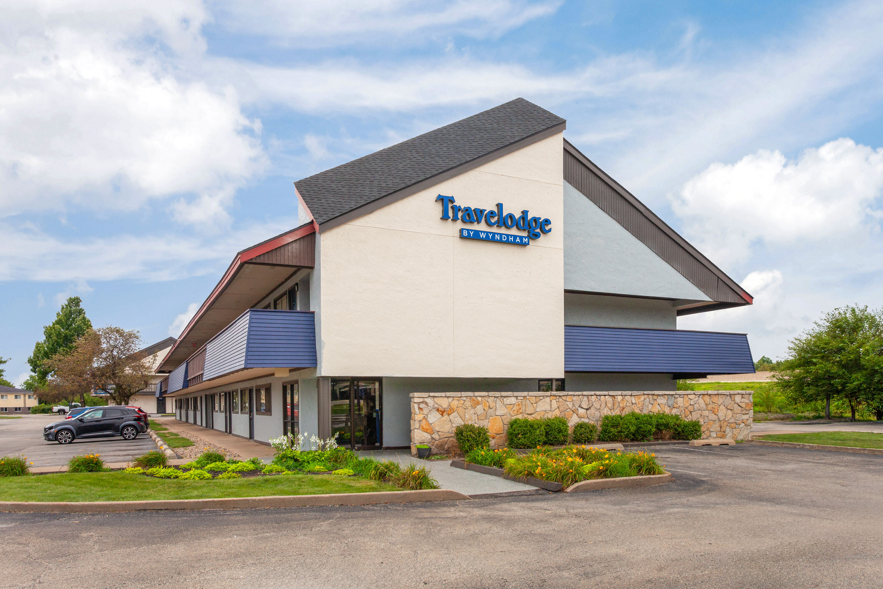 Exterior Day Image of Travelodge by Wyndham Peoria hotel in Peoria, Illinois
