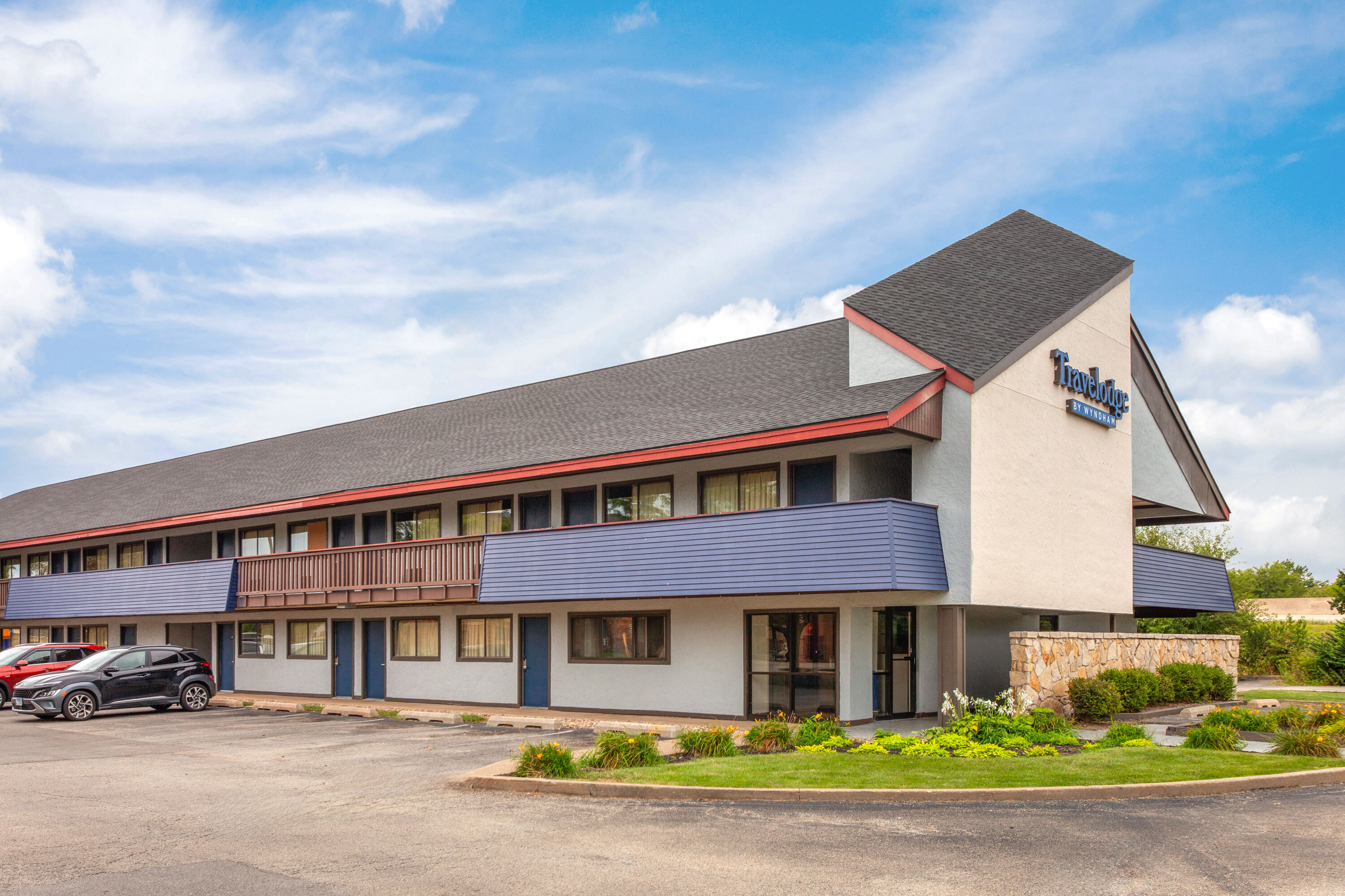 Exterior Day Image of Travelodge by Wyndham Peoria hotel in Peoria, Illinois